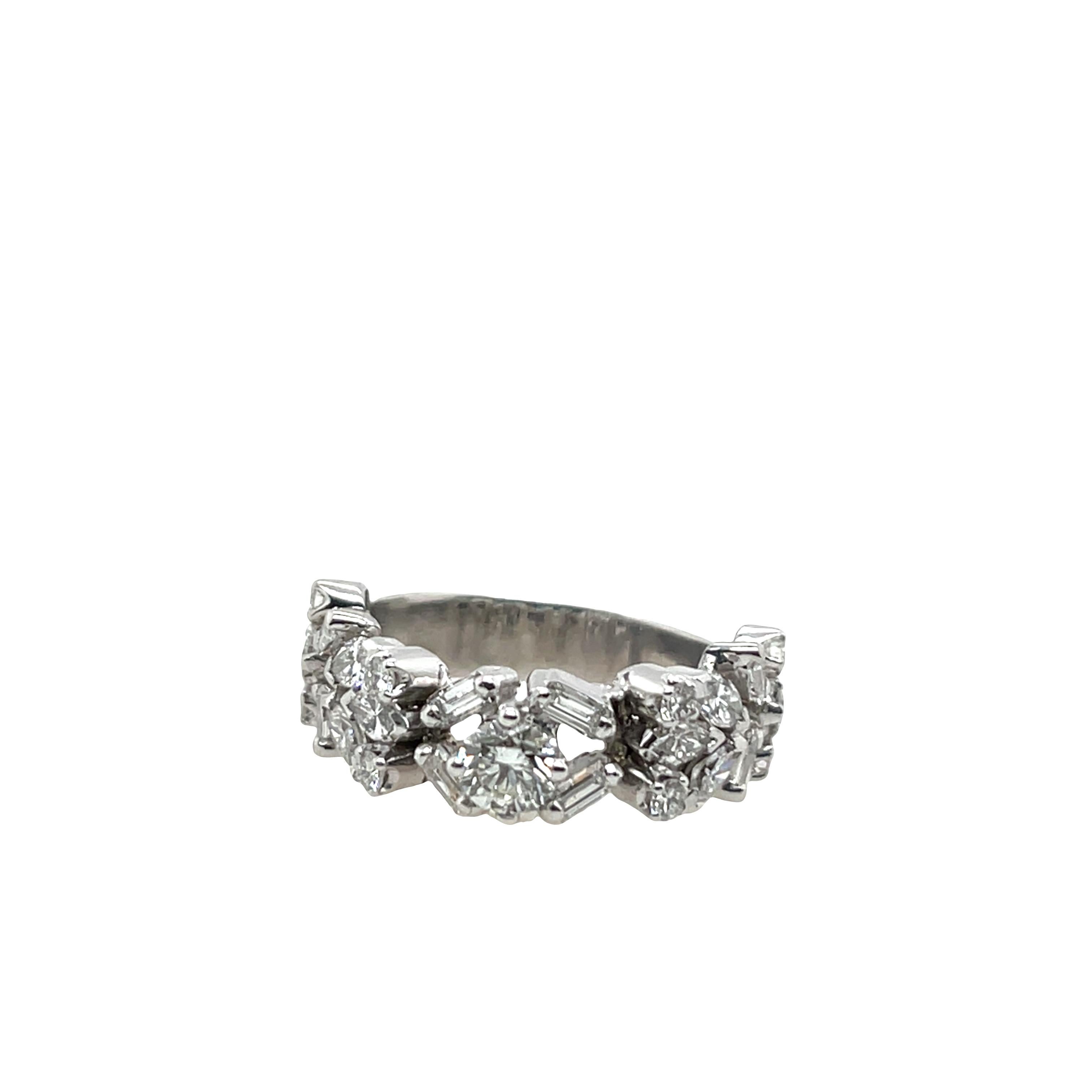 Bague demi-éternité en platine, sertie de 1,35 ct de diamants naturels Excellent état - En vente à London, GB