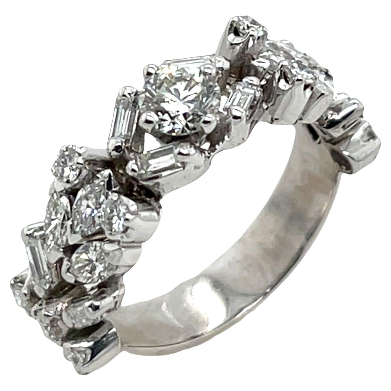 Media alianza de diamantes en platino, engastada con diamantes naturales de 1,35 ct