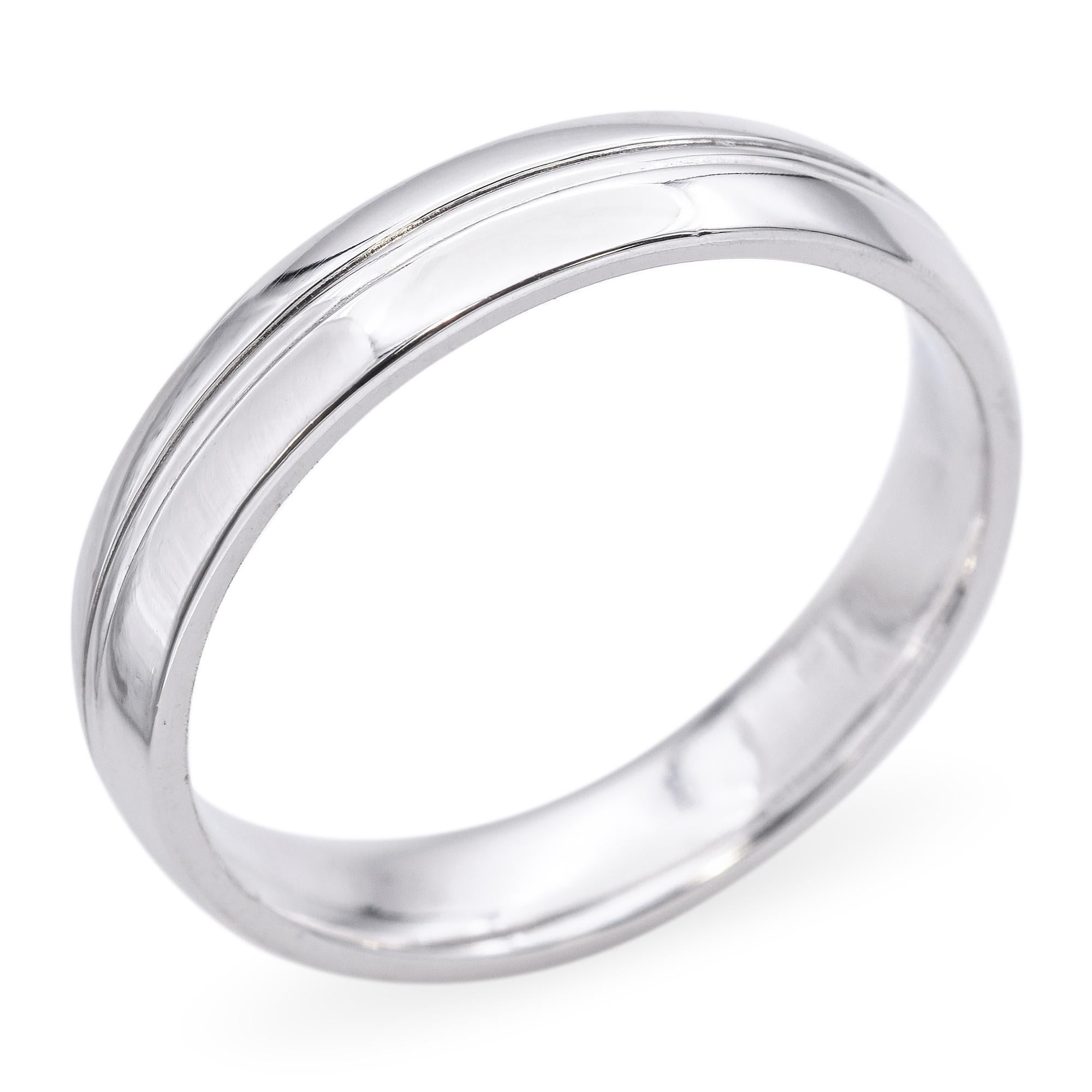 Alianza de boda elaborada en platino. Presenta una superficie pulida y elegante acentuada por dos líneas grabadas a lo largo de su centro.

Peso: 10,8 gramos 
Medidas: 5 x 24,45 x 1,8 mm
Tamaño: 11,25
Sello: PLATINO - L

Artículo: BR-1584-043025-12