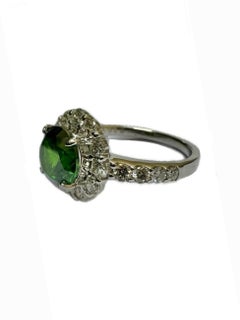 Ring aus Platin mit Diamanten im Halo-Design und einem GIA-zertifizierten russischen Demantoid-Granat von 2,30 Karat
