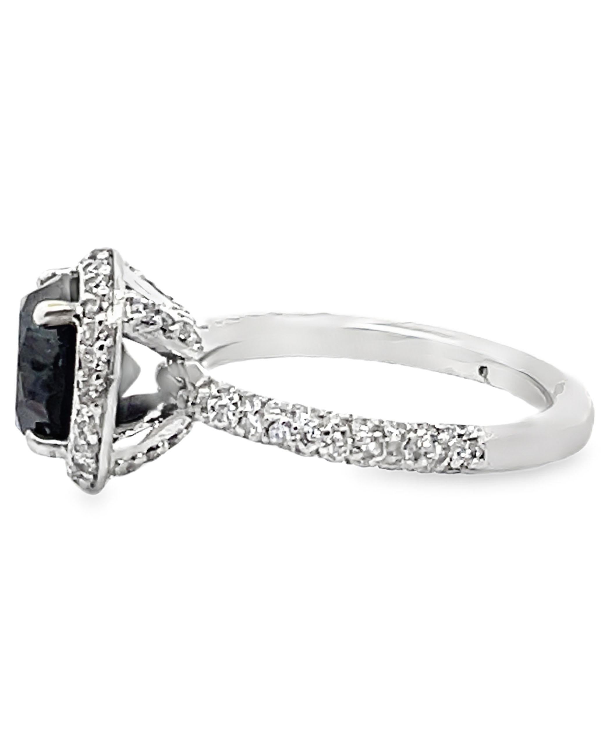Platin-Ring im Halo-Stil mit runden, gepflasterten Diamanten von insgesamt etwa 1,00 Karat (Farbe H, Reinheit SI). In der Mitte befindet sich ein runder schwarzer Diamant von insgesamt 2,80 Karat.

- Fingergröße 5.5