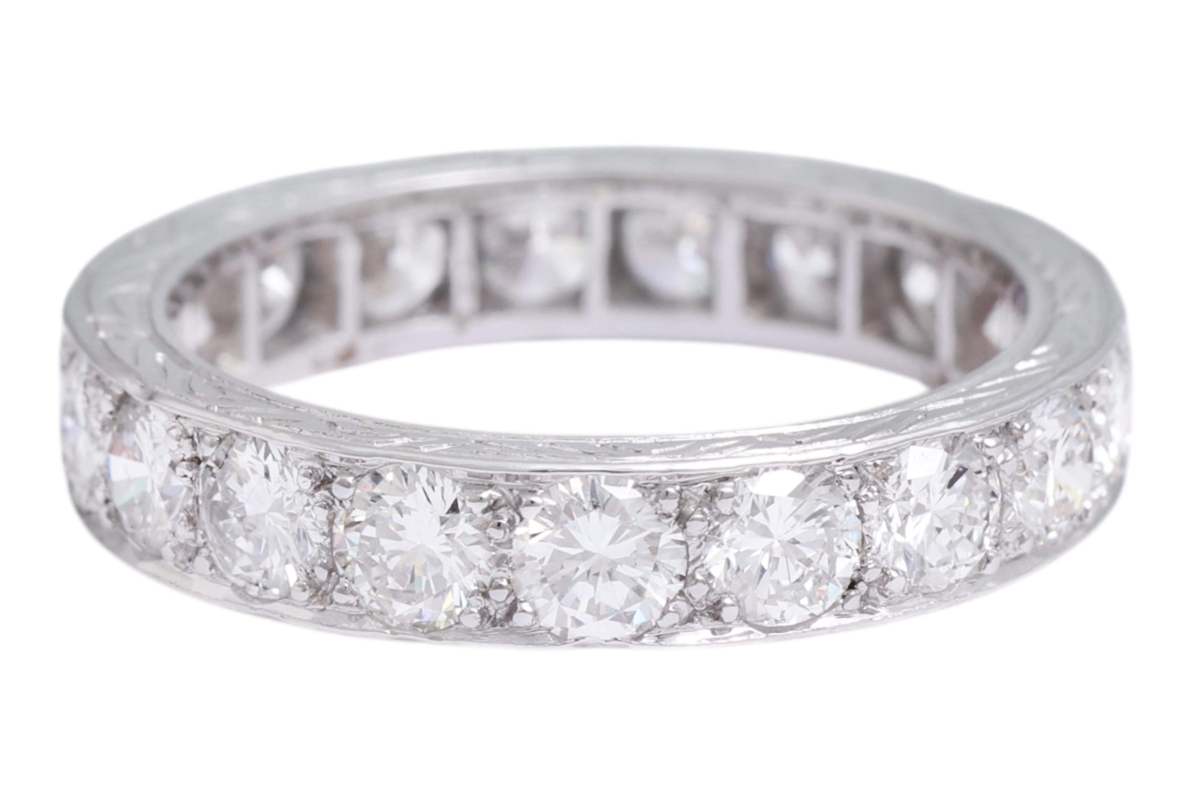 Handgravierter Platin-Ehering mit 2,85 ct Top Color & Quality Diamanten

Gesamtgewicht : 5.3 Gramm

Diamanten : Brillantschliff Insgesamt 2,85 Karat

Größe : 56 (kann durch Hinzufügen von Platin im Inneren des Rings kleiner gemacht werden)
