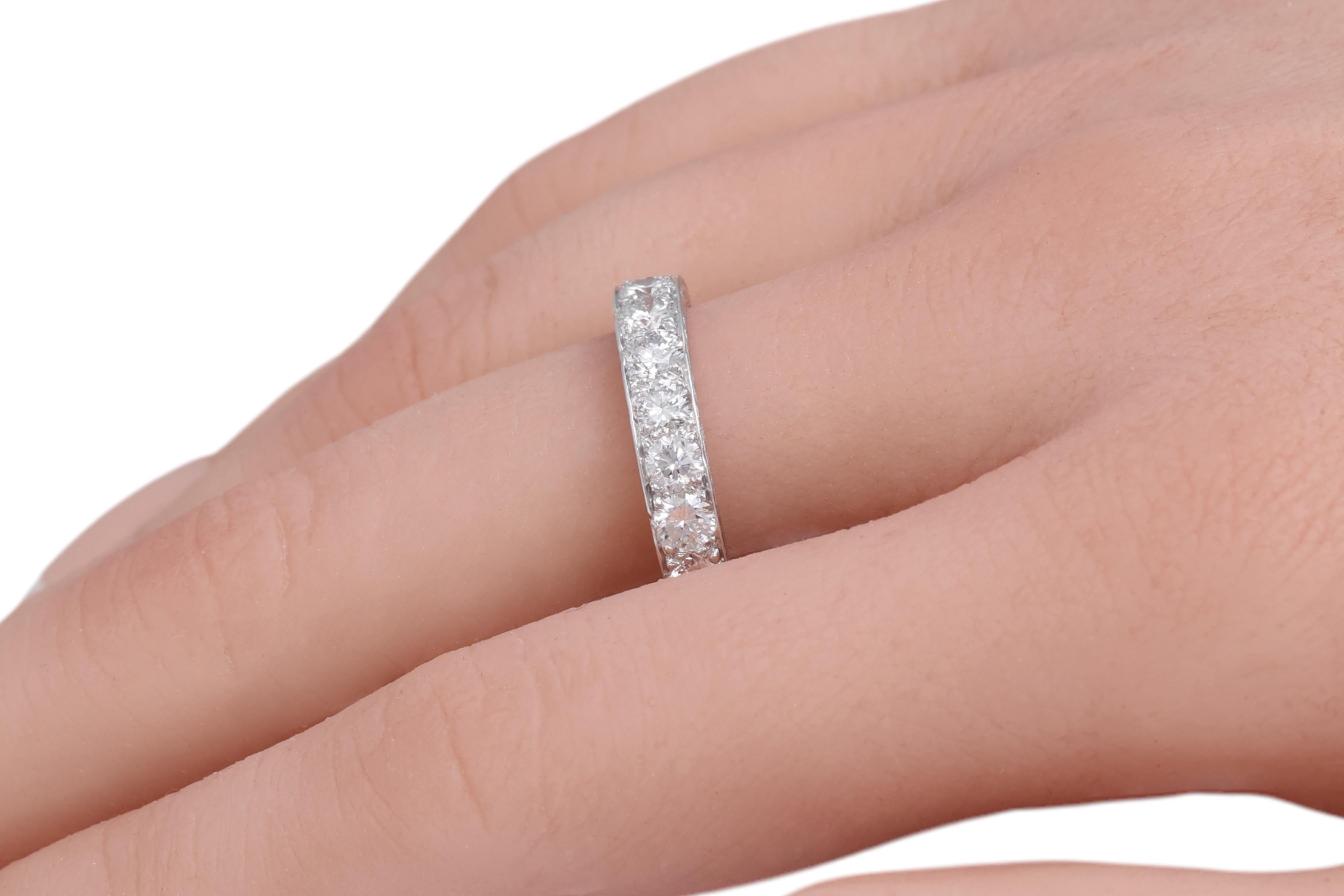 Handgravierter Platin-Ehering mit 2,85 ct Top Color & Quality Diamanten im Angebot 3