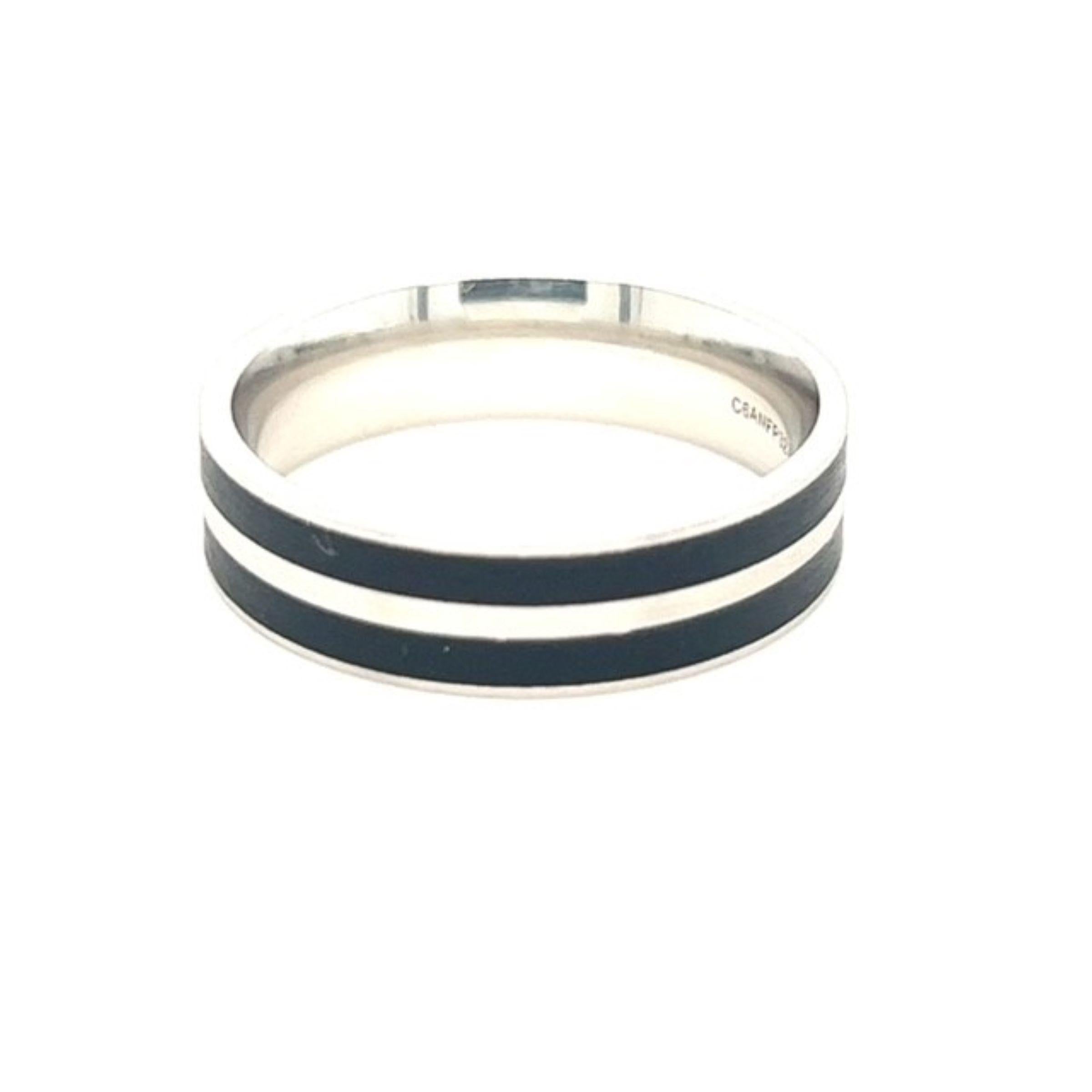 Moderno Fascia in platino lavorata a mano, spazzolata e lucidata, con intarsi in ceramica nera in vendita