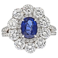 Handgefertigter Platinring mit 1,70 Karat blauem Saphir im Ovalschliff und Diamanten