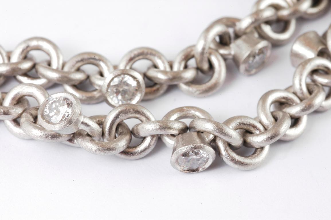 Collier à maillons en platine fait à la main avec 15 diamants taille brillant d'un poids total approximatif de 2cts Fait à la main à Notting Hill, Londres, par le célèbre joaillier britannique Malcolm Betts.

Ce collier peut également être réalisé