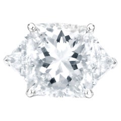 Handgefertigter Platinring mit strahlendem Diamant in der Mitte und 2 Trillionen seitlichen Diamanten