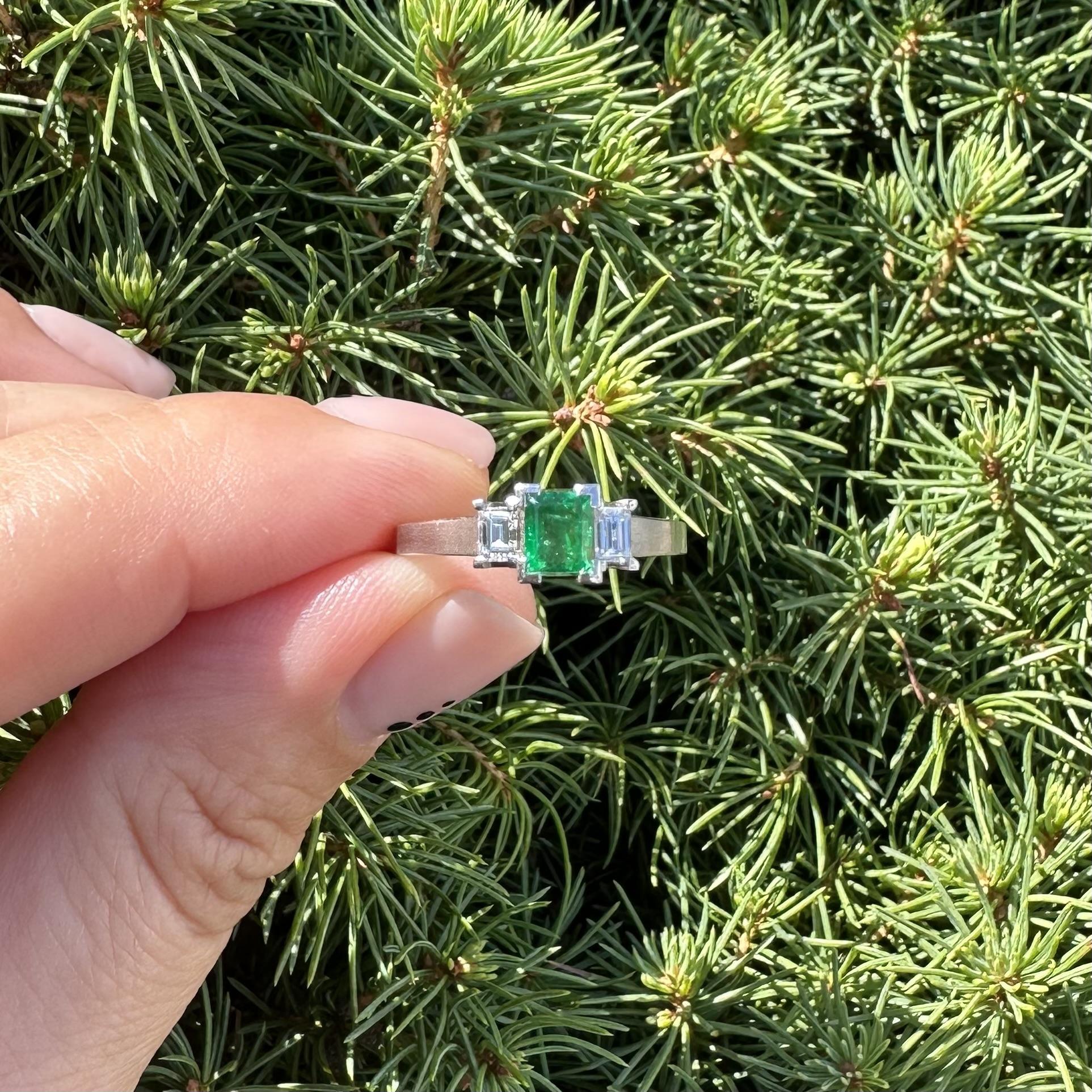 Anello in platino di alta qualità con smeraldo e diamante da 0,81 carati con finitura spazzolata a 3 pietre in vendita 5