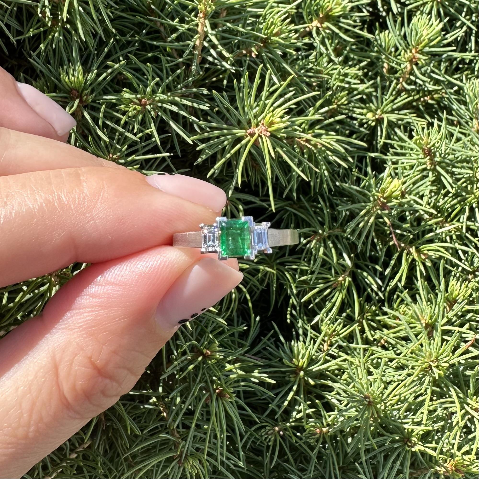 Anello in platino di alta qualità con smeraldo e diamante da 0,81 carati con finitura spazzolata a 3 pietre in vendita 6