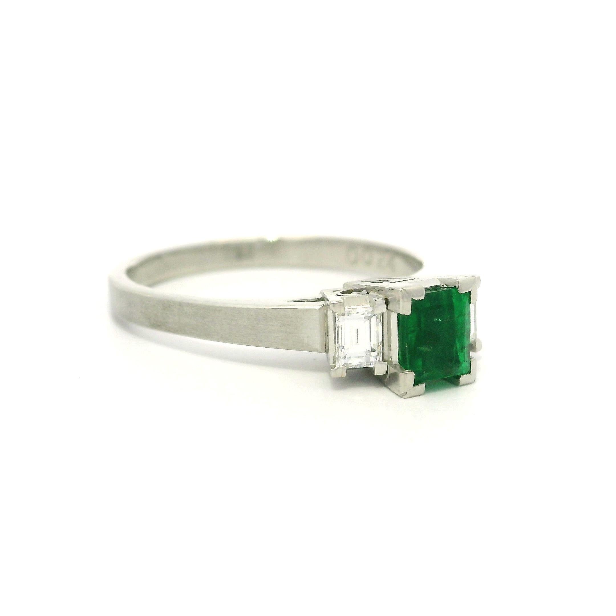 Anello in platino di alta qualità con smeraldo e diamante da 0,81 carati con finitura spazzolata a 3 pietre in vendita 7