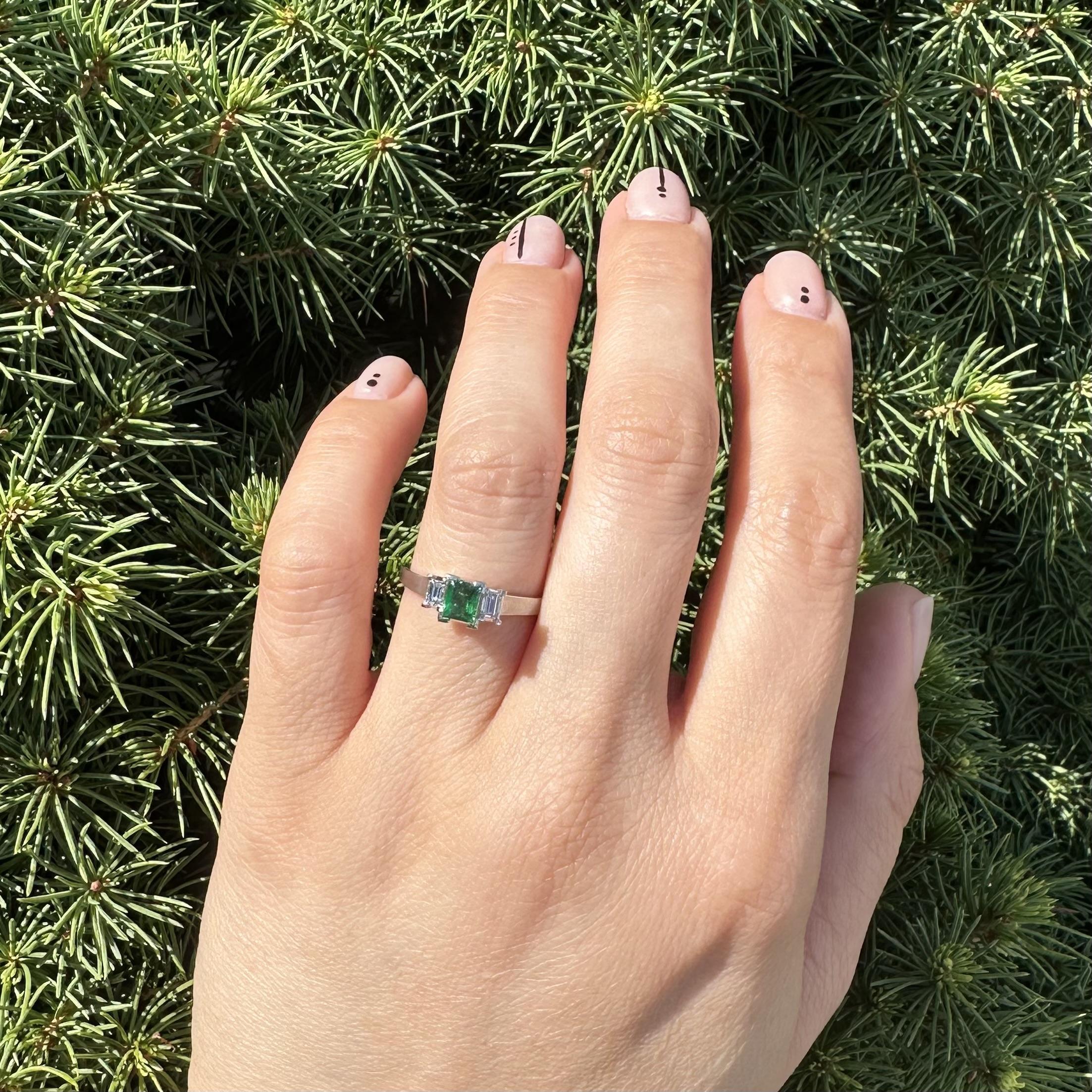 Anello in platino di alta qualità con smeraldo e diamante da 0,81 carati con finitura spazzolata a 3 pietre in vendita 8