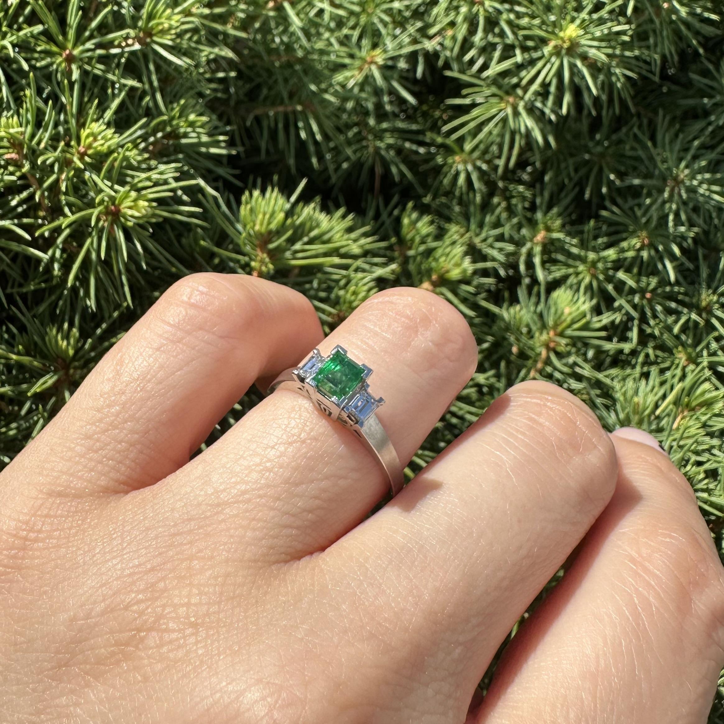 Anello in platino di alta qualità con smeraldo e diamante da 0,81 carati con finitura spazzolata a 3 pietre in vendita 9