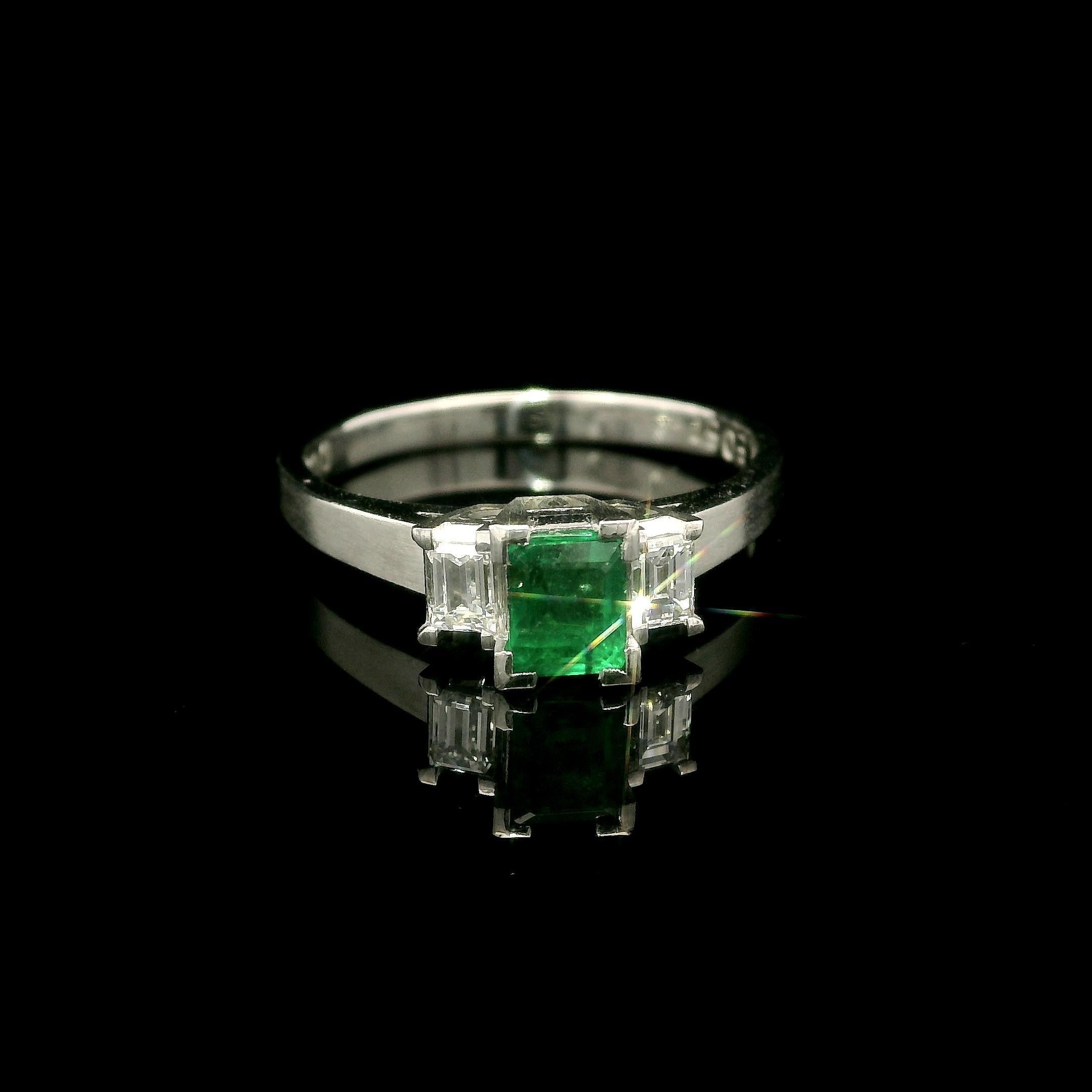 Anello in platino di alta qualità con smeraldo e diamante da 0,81 carati con finitura spazzolata a 3 pietre in vendita 2