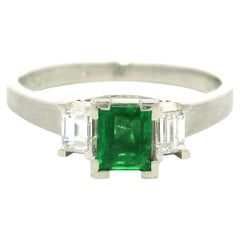 Anillo 3 Piedras Platino Alta Calidad 0,81ctw Esmeralda c/ Diamante Acabado Cepillado