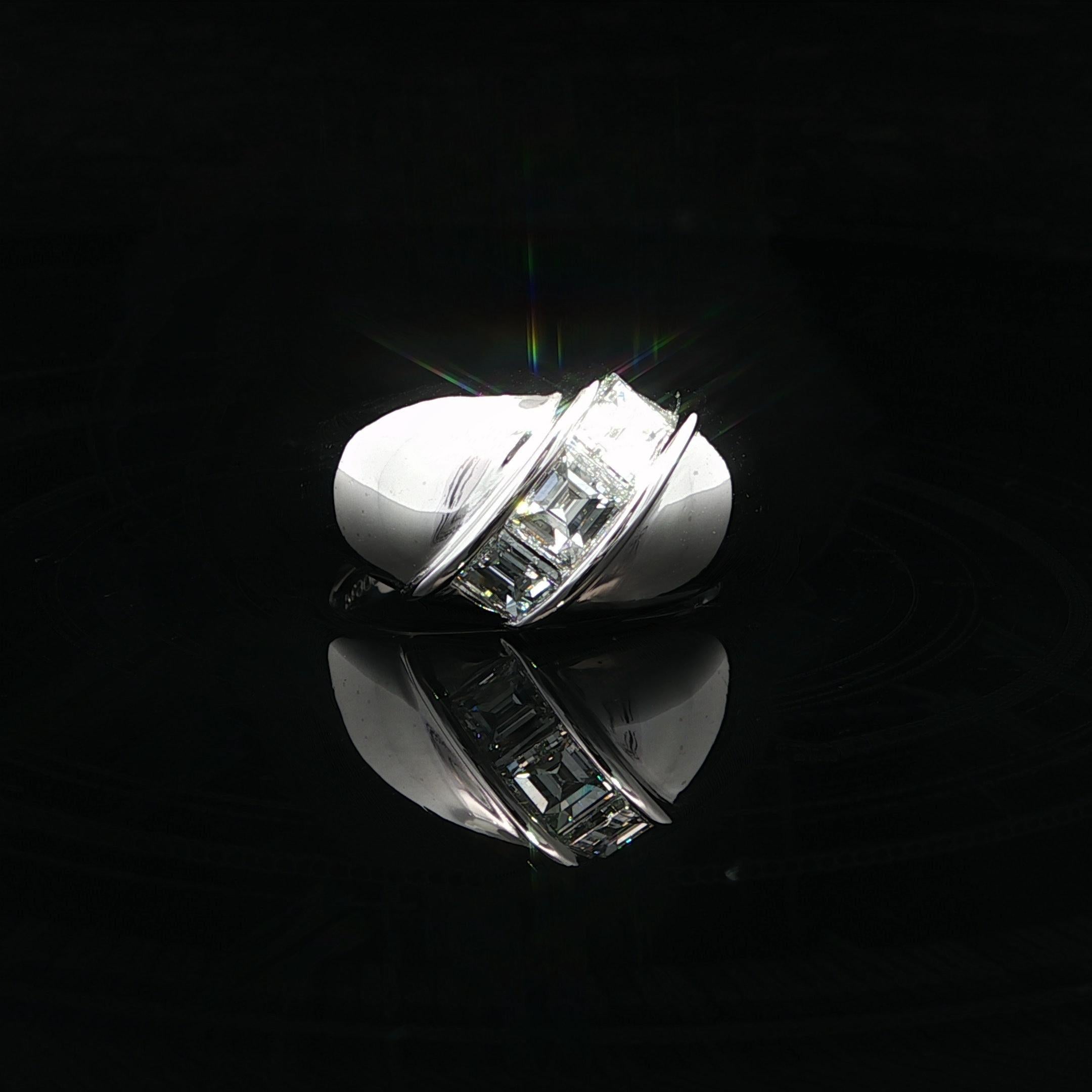 --Stein(e):--
(3) Natürliche Echte Diamanten - Carré Square Stufenschliff - Kanalfassung - Farbe F - Reinheit VS1 - 1,04ctw (genau)

MATERIAL: Massives .850+ Platin (getestet) - gestempelt PT900
Gewicht: 9,63 Gramm
Ringgröße: 6.5 (Wir können diesen