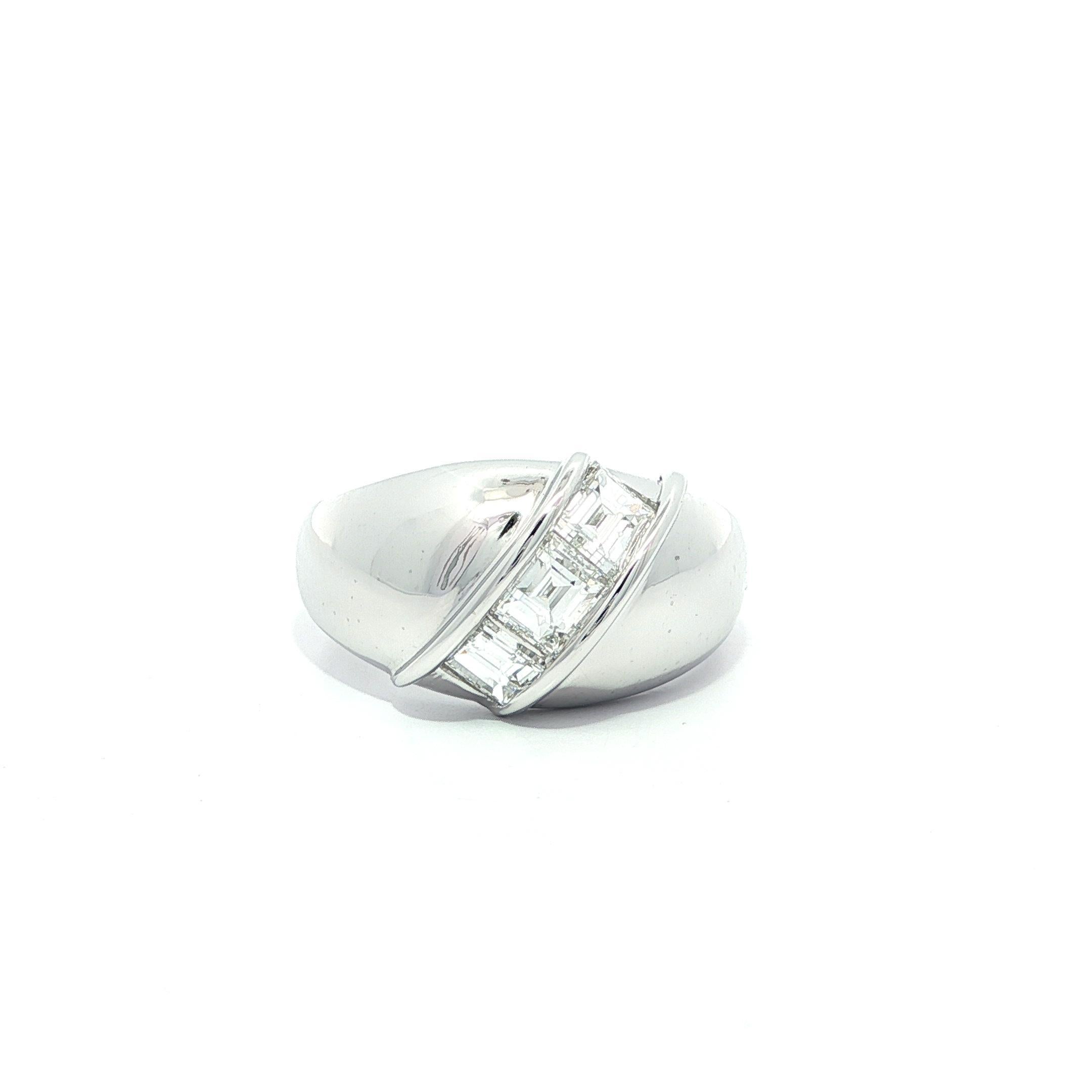 Platin Hochwertiger 1.04ct F VS Step Carré Cut Channel 3 Diamant Band Ring Damen im Angebot
