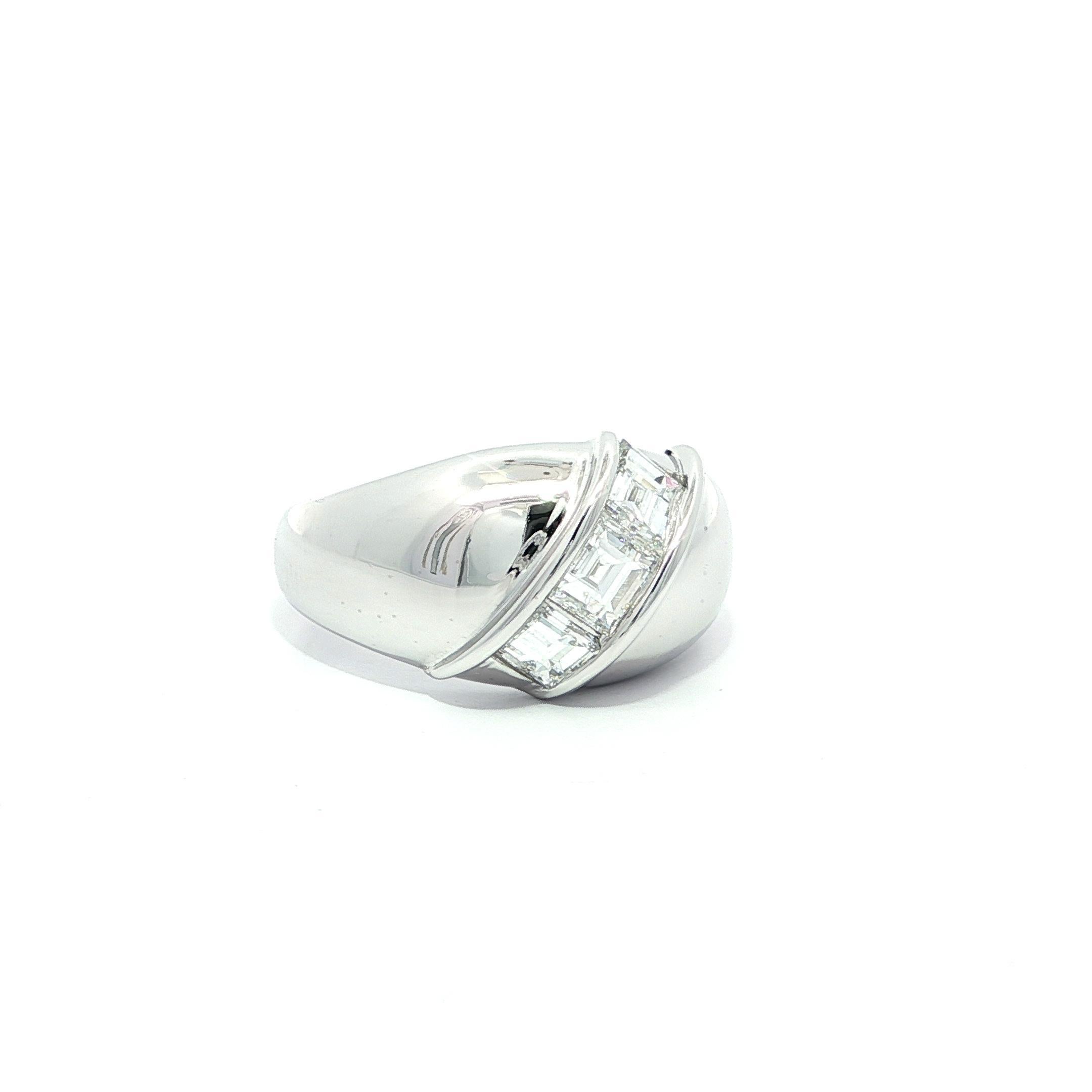 Platin Hochwertiger 1.04ct F VS Step Carré Cut Channel 3 Diamant Band Ring im Angebot 2