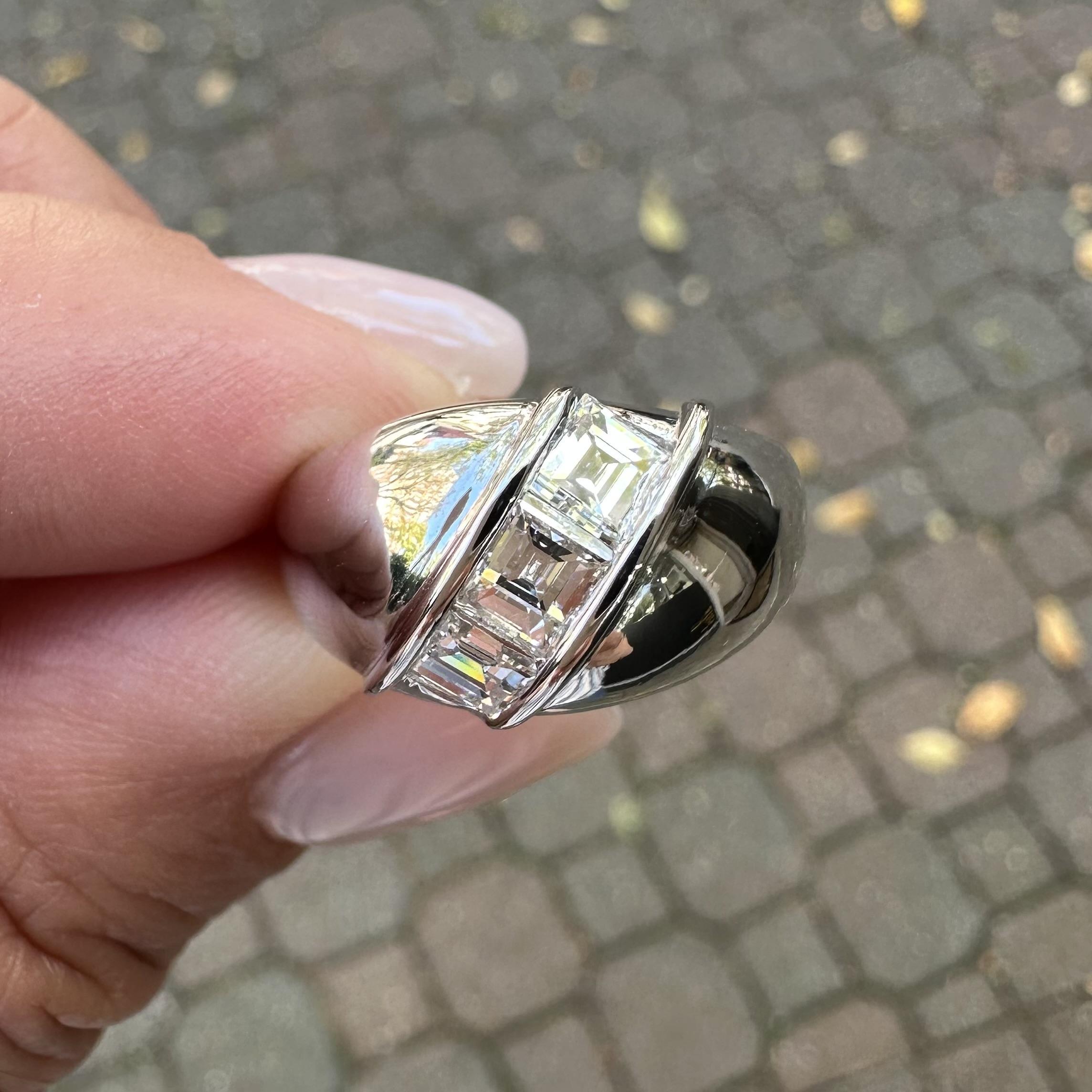 Platin Hochwertiger 1.04ct F VS Step Carré Cut Channel 3 Diamant Band Ring im Angebot 3