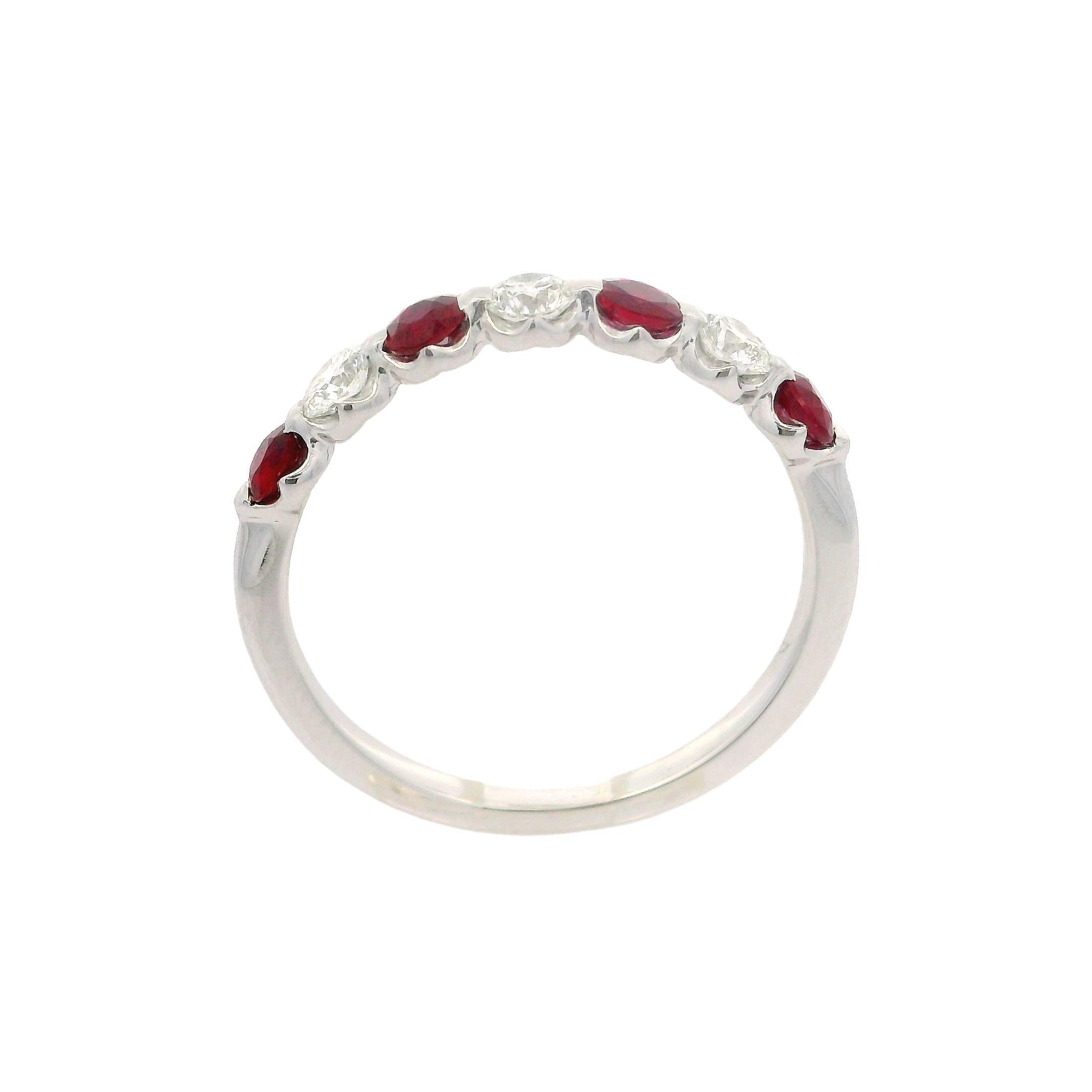Bague jonc de haute qualité avec rubis et diamants alternés de 1,12 ctw en vente 5