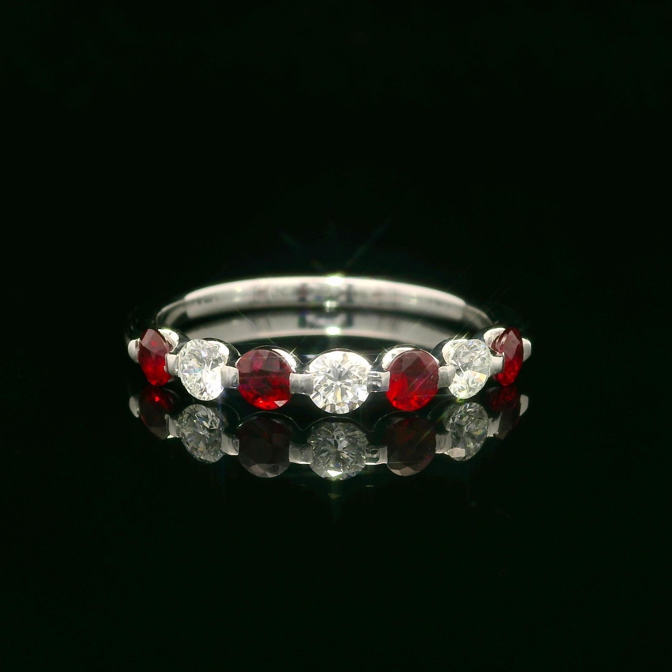 --Pierre(s) :...
(4) Rubis naturels authentiques - taille ronde et brillante - serti en commun - belle couleur rouge foncé - 0,70ctw (approx.)
(8) Diamants naturels authentiques - taille ronde et brillante - serti clos partagé - couleur F/G - pureté