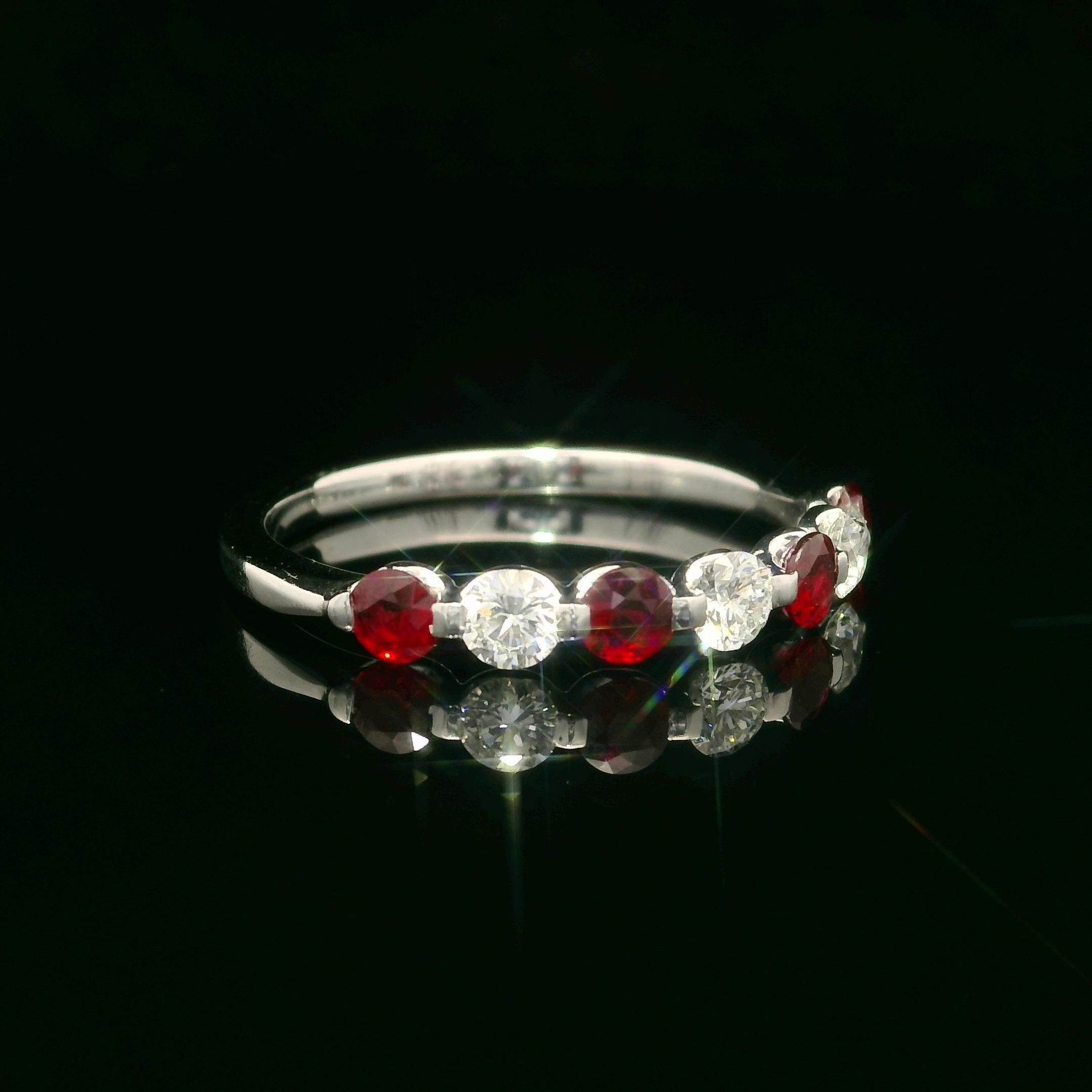 Taille brillant Bague jonc de haute qualité avec rubis et diamants alternés de 1,12 ctw en vente