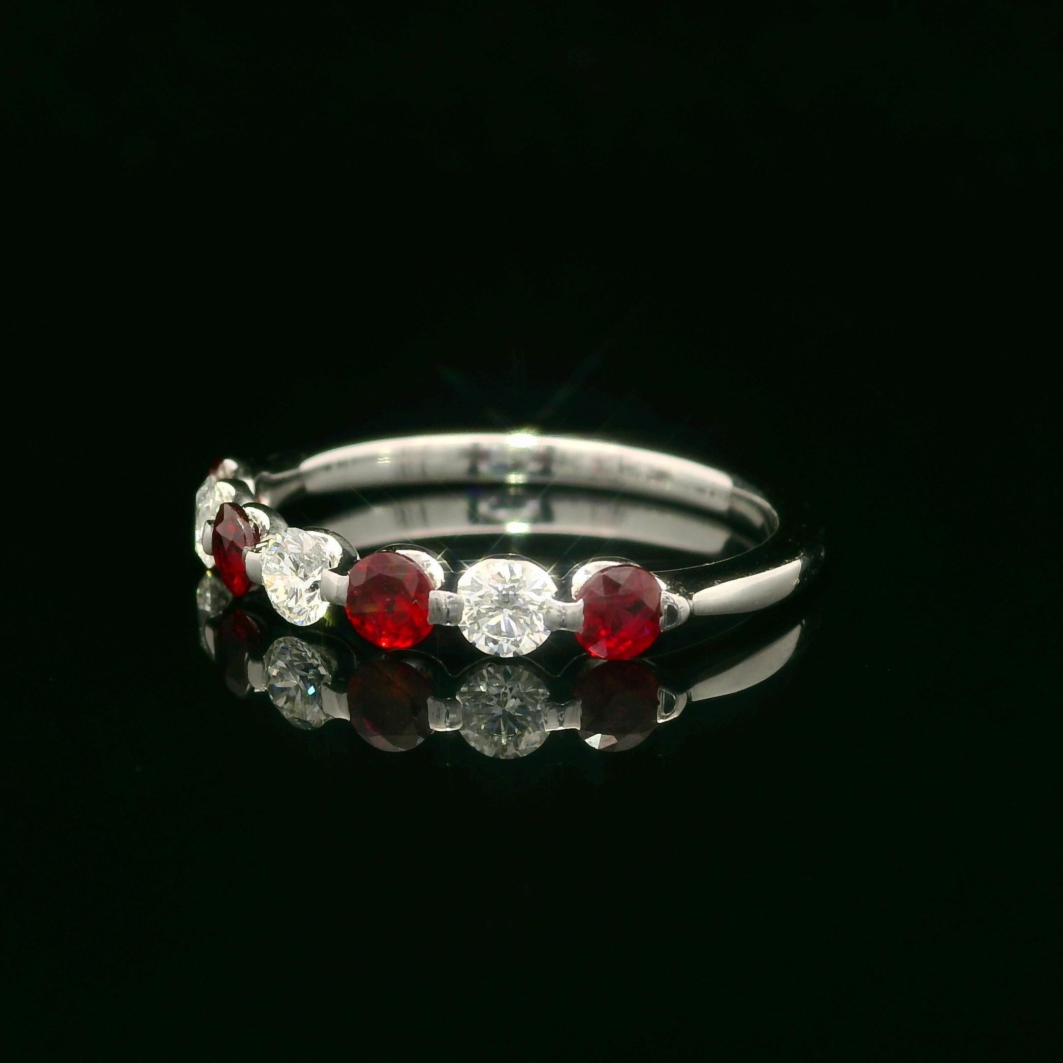 Bague jonc de haute qualité avec rubis et diamants alternés de 1,12 ctw Excellent état - En vente à Montclair, NJ