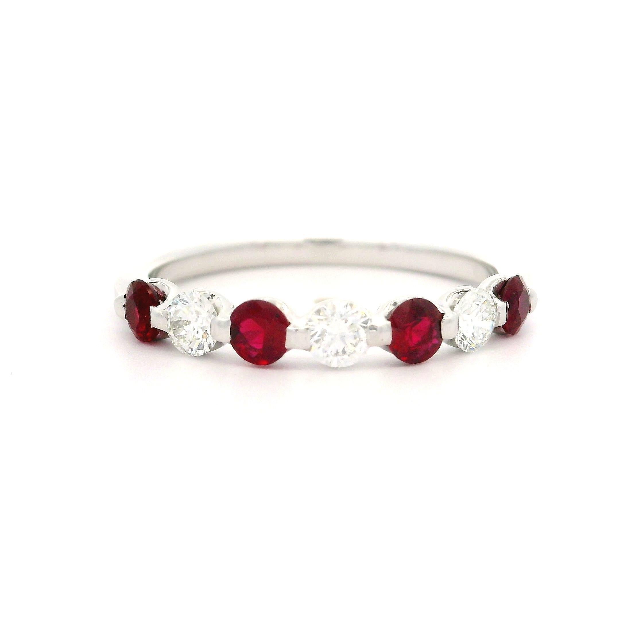 Bague jonc de haute qualité avec rubis et diamants alternés de 1,12 ctw en vente 1