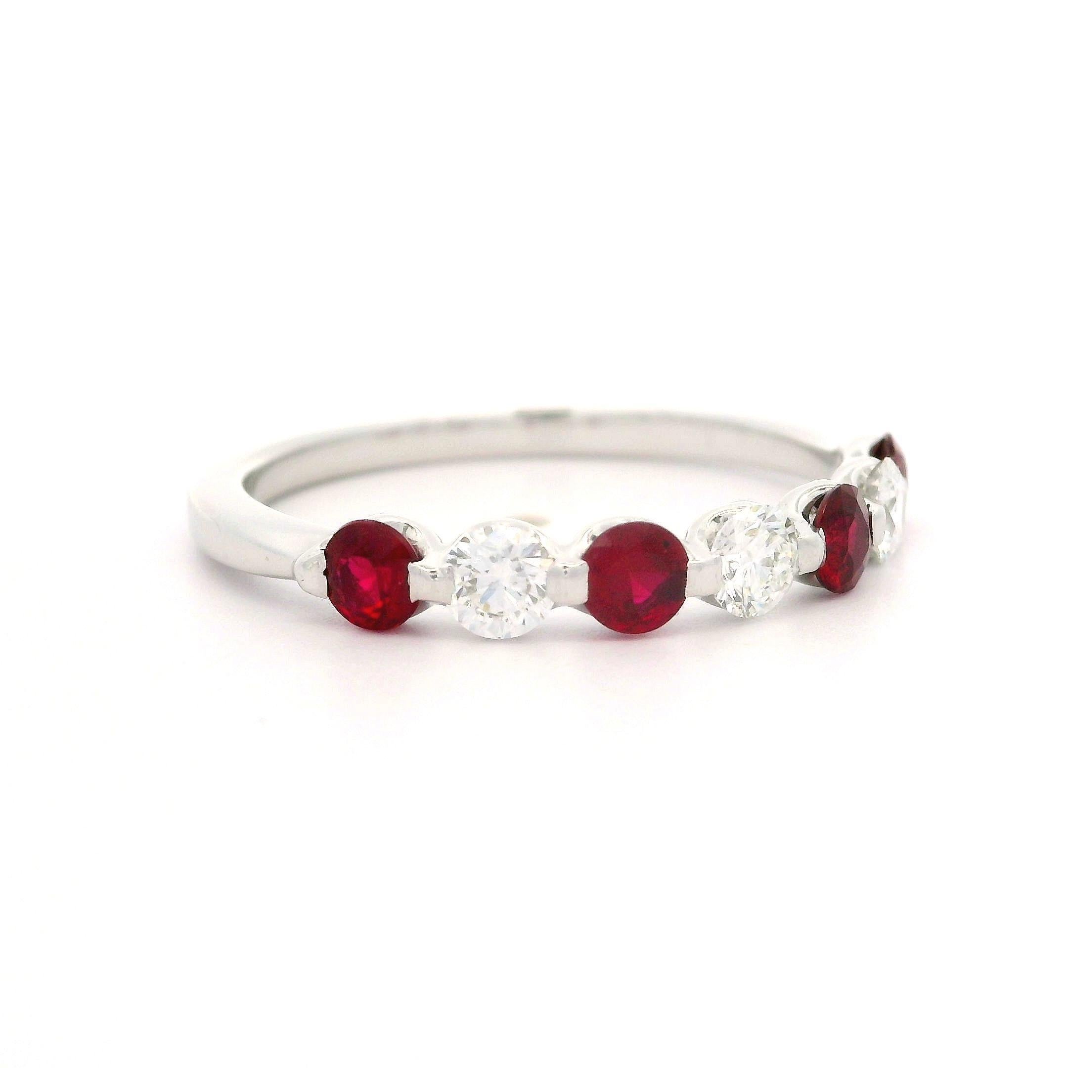 Bague jonc de haute qualité avec rubis et diamants alternés de 1,12 ctw en vente 2