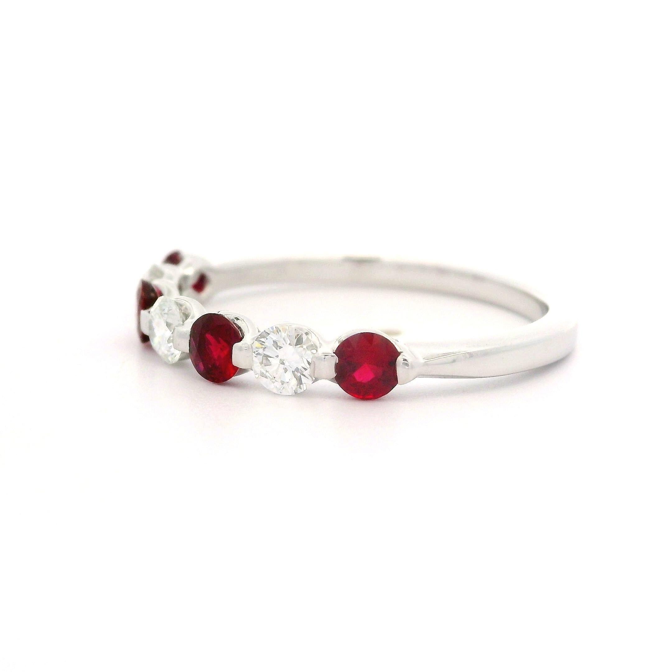 Bague jonc de haute qualité avec rubis et diamants alternés de 1,12 ctw en vente 3