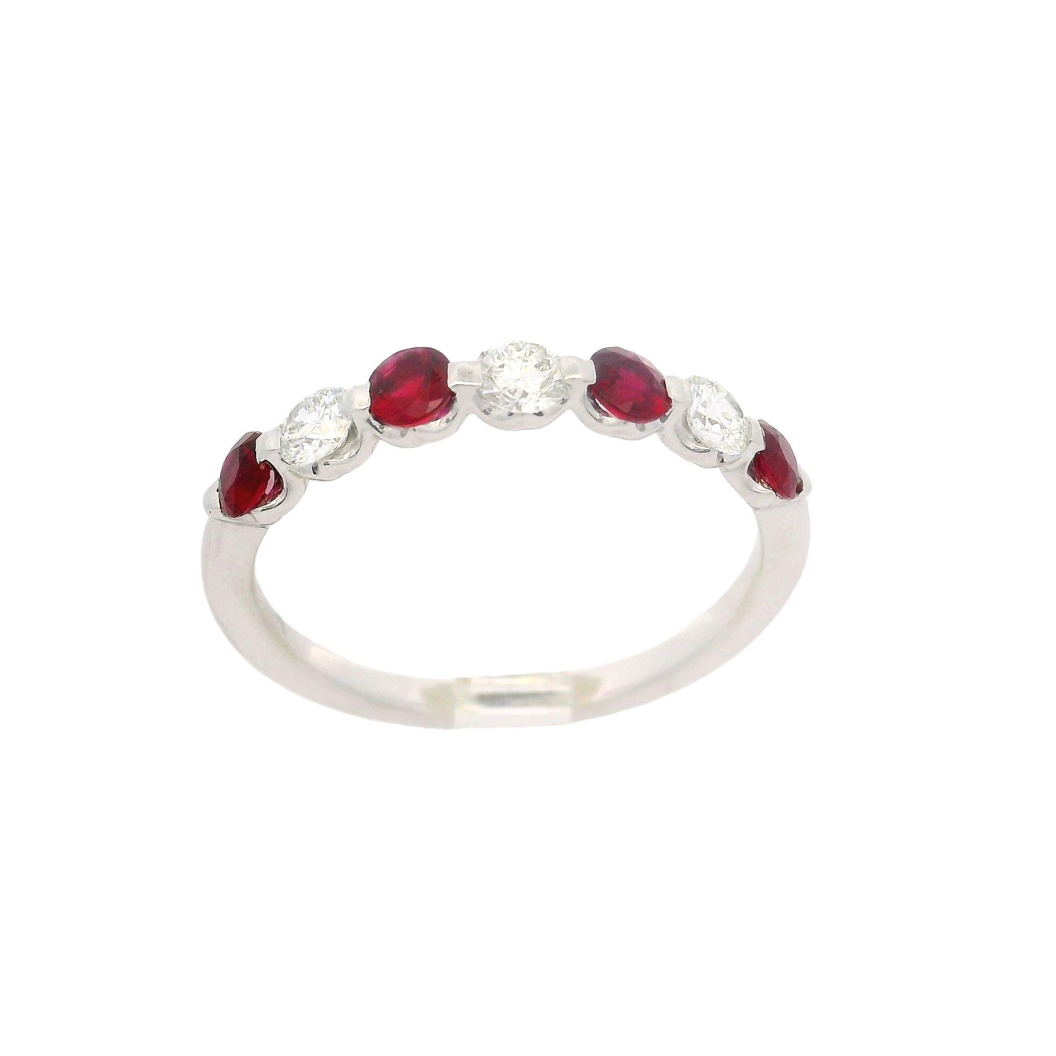 Bague jonc de haute qualité avec rubis et diamants alternés de 1,12 ctw en vente 4