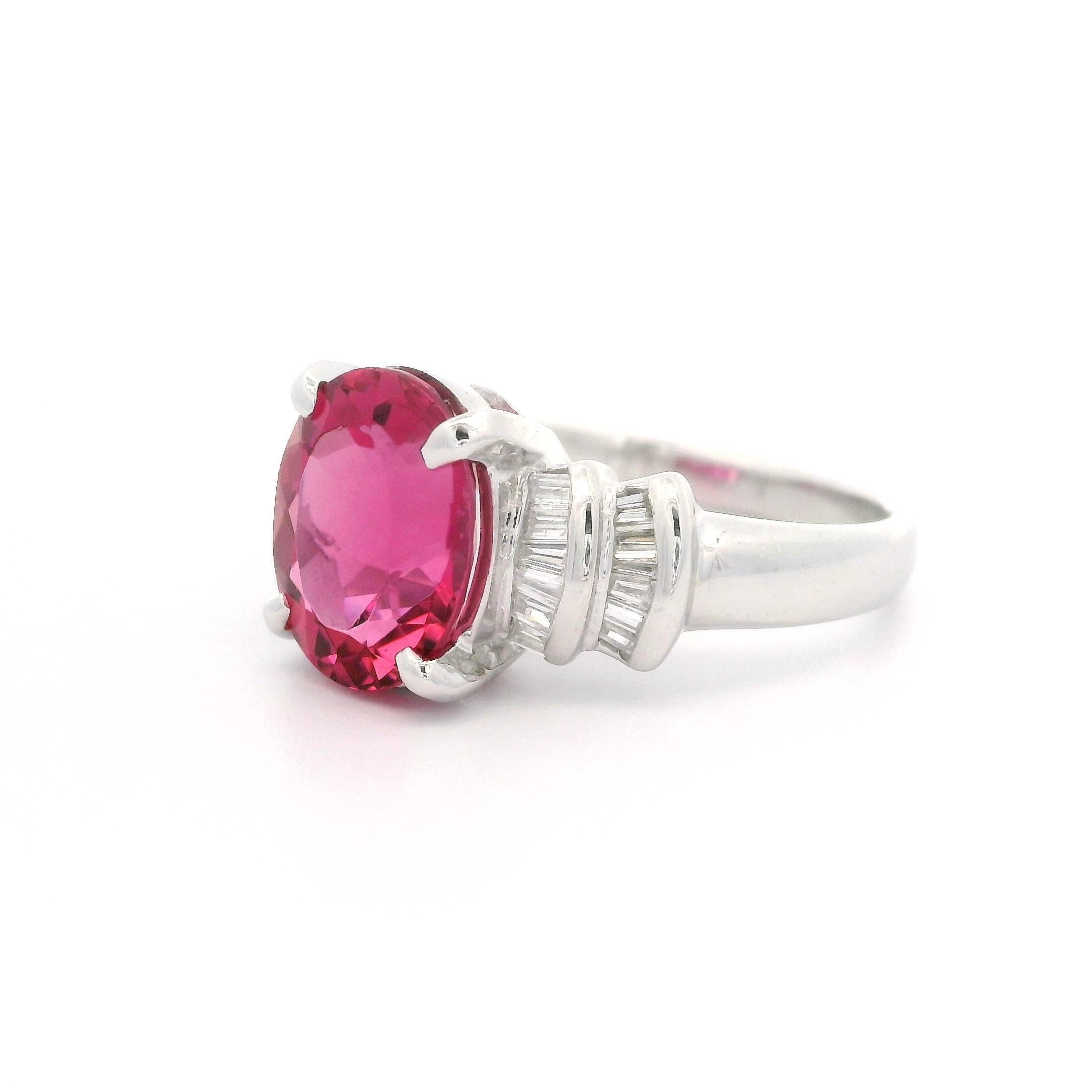 Anello in platino di alta qualità con tormalina rosa vivida da 2,89 carati e diamanti ai lati in vendita 5