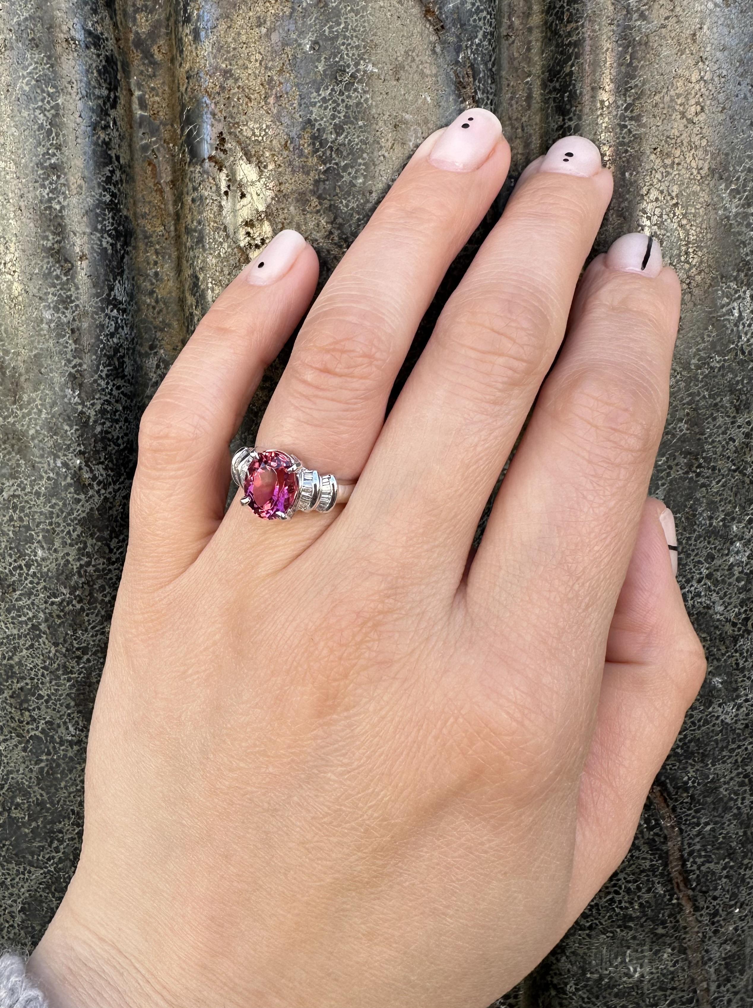 --Pietre: --
(1) Tormalina naturale autentica - taglio ovale Brilliante - incastonata - colore rosa vivo - 9,8x7,9mm - 2,58ct (esatto)
Numerosi diamanti naturali autentici - taglio baguette - incastonati - bel colore bianco - 0,31ctw (esatto)
Peso