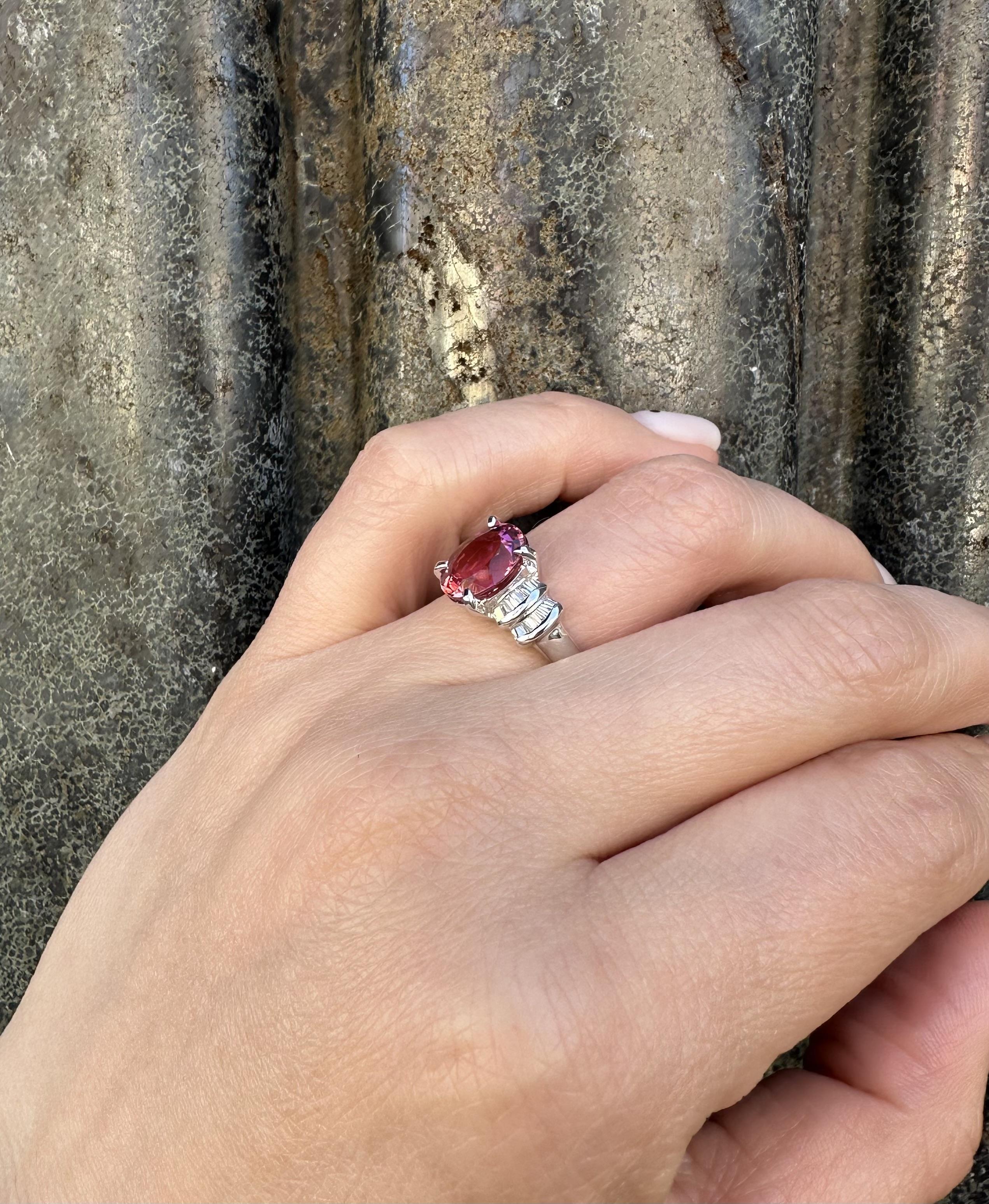 Taglio brillante Anello in platino di alta qualità con tormalina rosa vivida da 2,89 carati e diamanti ai lati in vendita