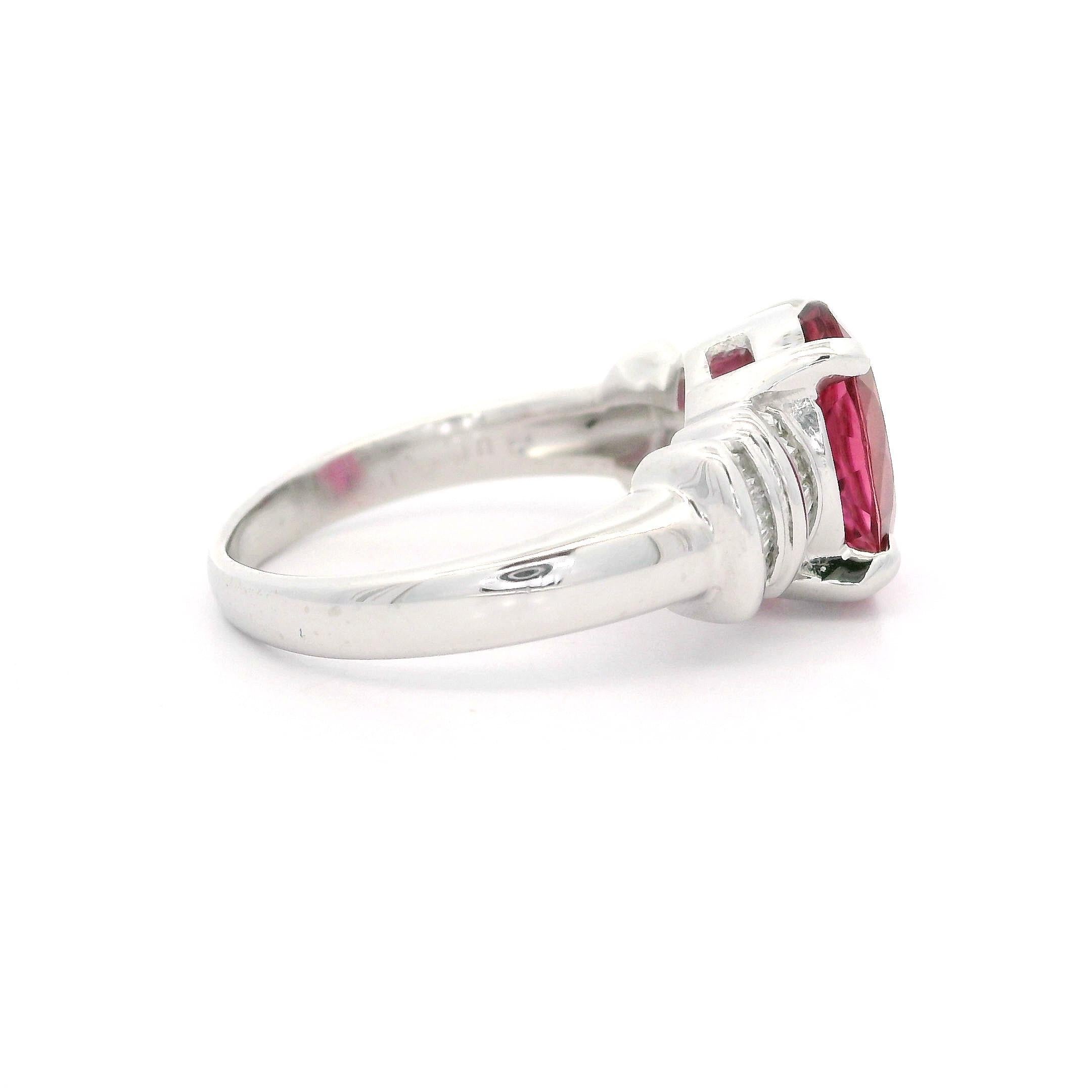 Anello in platino di alta qualità con tormalina rosa vivida da 2,89 carati e diamanti ai lati In condizioni ottime in vendita a Montclair, NJ