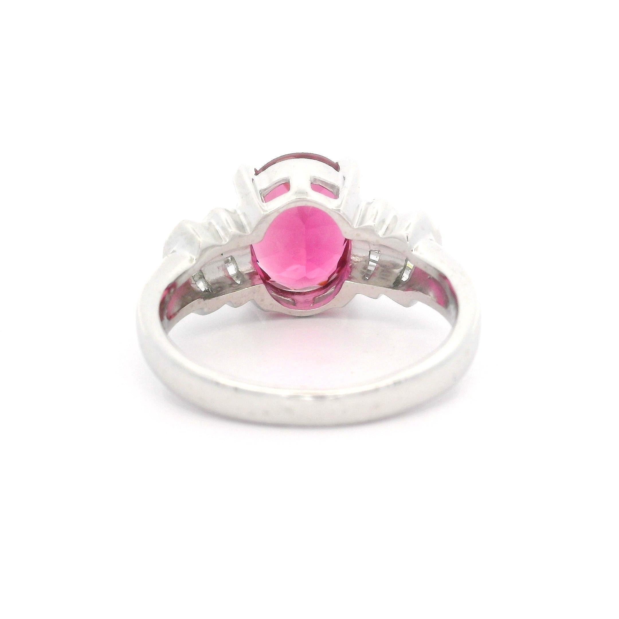 Donna Anello in platino di alta qualità con tormalina rosa vivida da 2,89 carati e diamanti ai lati in vendita