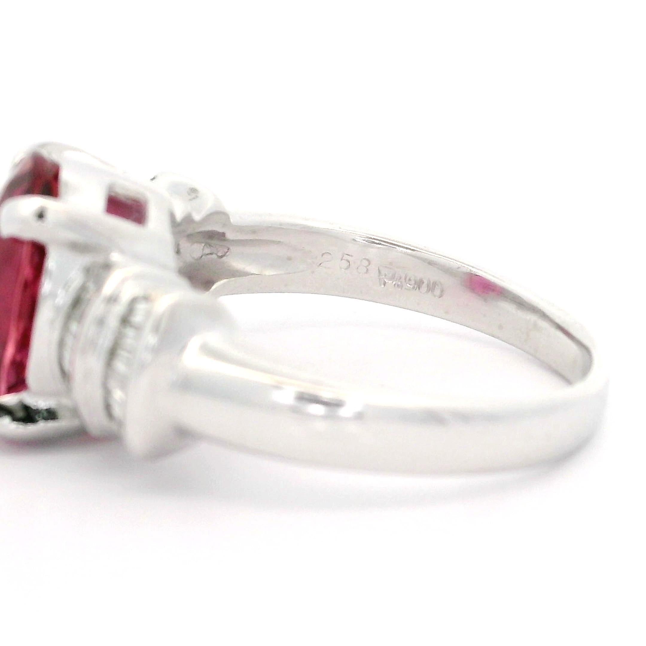 Anello in platino di alta qualità con tormalina rosa vivida da 2,89 carati e diamanti ai lati in vendita 1