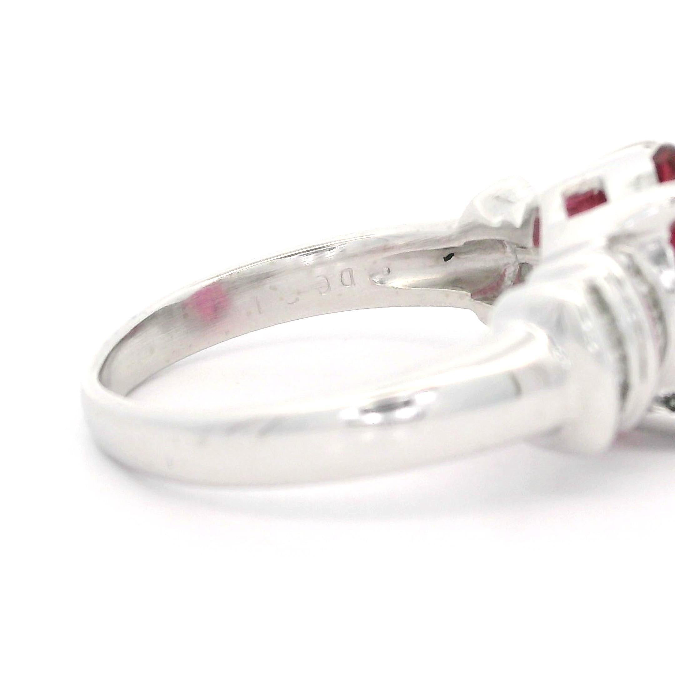 Anello in platino di alta qualità con tormalina rosa vivida da 2,89 carati e diamanti ai lati in vendita 2