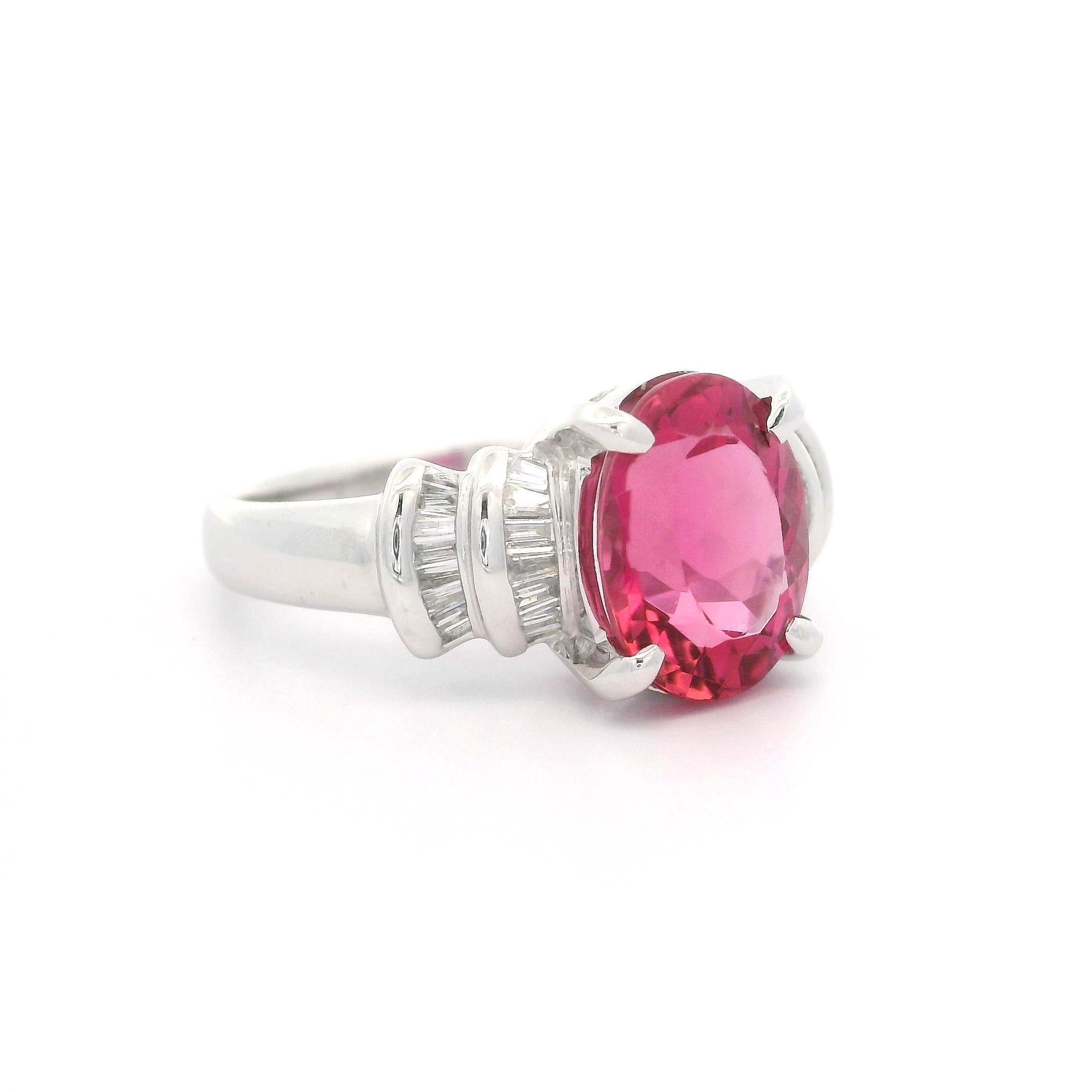 Anello in platino di alta qualità con tormalina rosa vivida da 2,89 carati e diamanti ai lati in vendita 4
