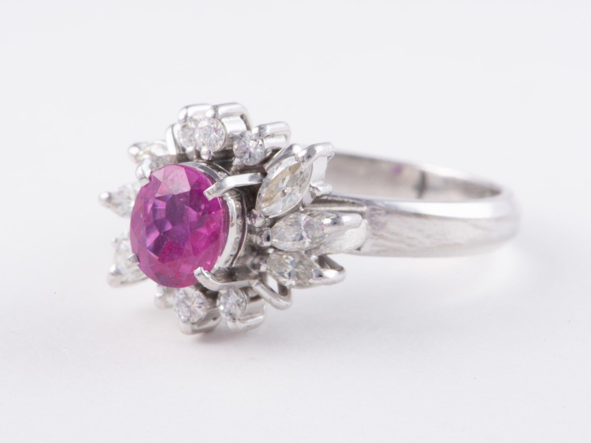 Grezzo Anello di fidanzamento in platino con zaffiro rosa caldo e diamante a forma di aureola  V1172 in vendita
