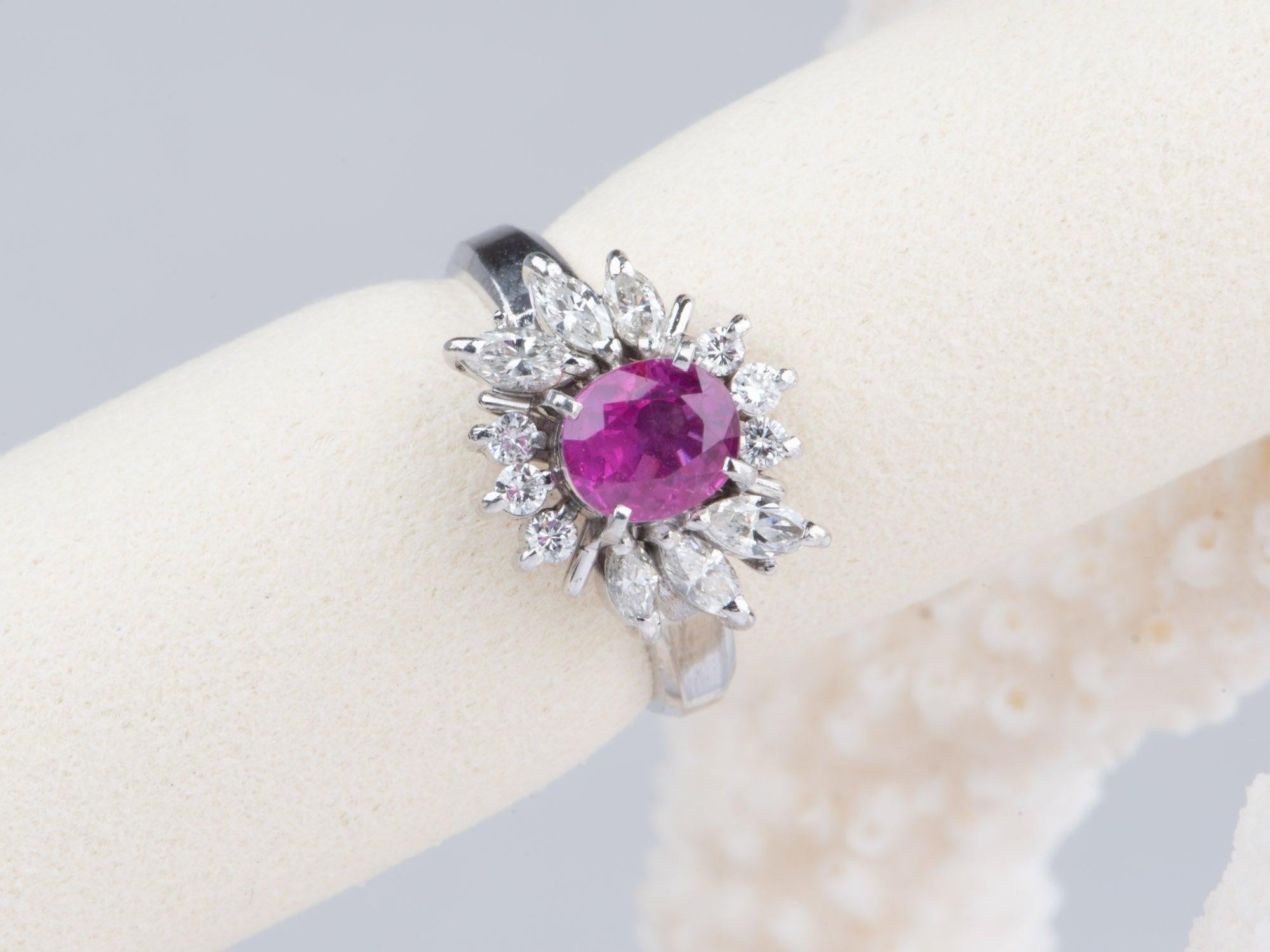 Anello di fidanzamento in platino con zaffiro rosa caldo e diamante a forma di aureola  V1172 In condizioni buone in vendita a Osprey, FL