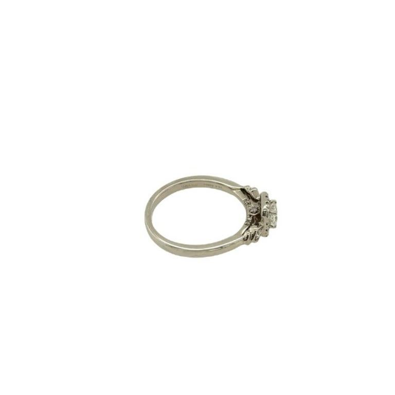 Taglio rotondo Platino IGI Cert. Anello a grappolo radiante da 0,27 ct G/H I1 con 0,23 ct di diamanti rotondi in vendita