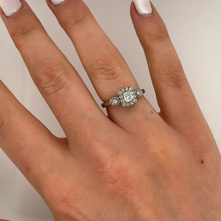Platino IGI Cert. Anello a grappolo radiante da 0,27 ct G/H I1 con 0,23 ct di diamanti rotondi in vendita 2