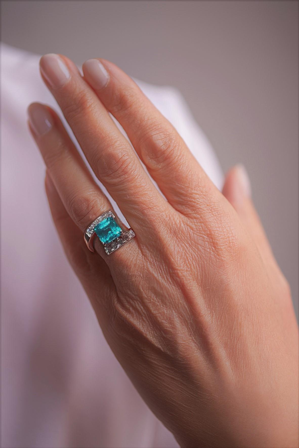 IGN zertifiziert 2,10 Karat Smaragd 18 Karat 0,56 Karat weiße Diamanten Platin Ring.
Ein zeitloser Design-Ring, handgefertigt aus Platin von erfahrenen Handwerkern und verziert mit einem grünen Smaragd und weißen Diamanten. Ein Ring, der jedes