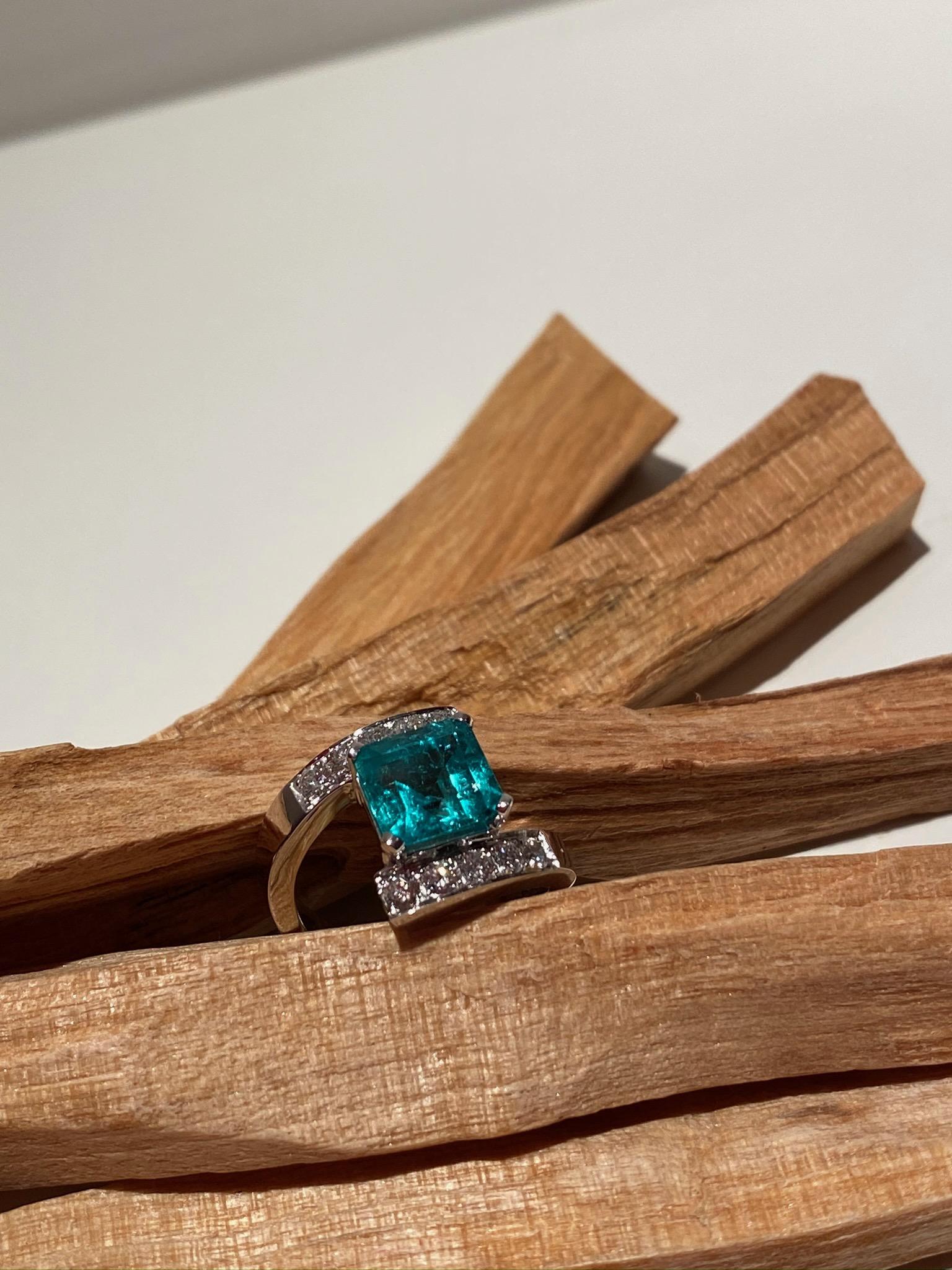 Platinum IGN Certified 2.10 Carat Emerald 0.56 White Diamonds Cocktail Ring For Sale 1