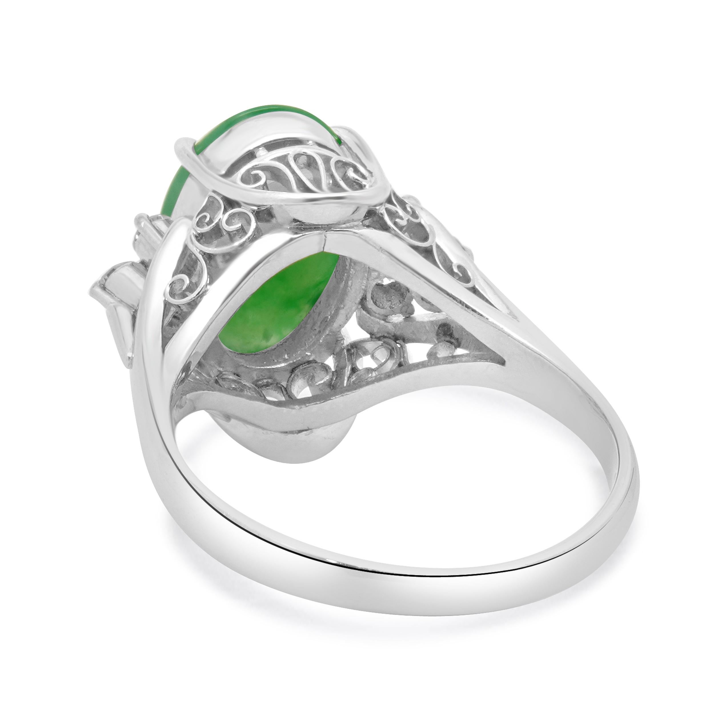 Cabochon Anello di giada e diamanti in platino in vendita