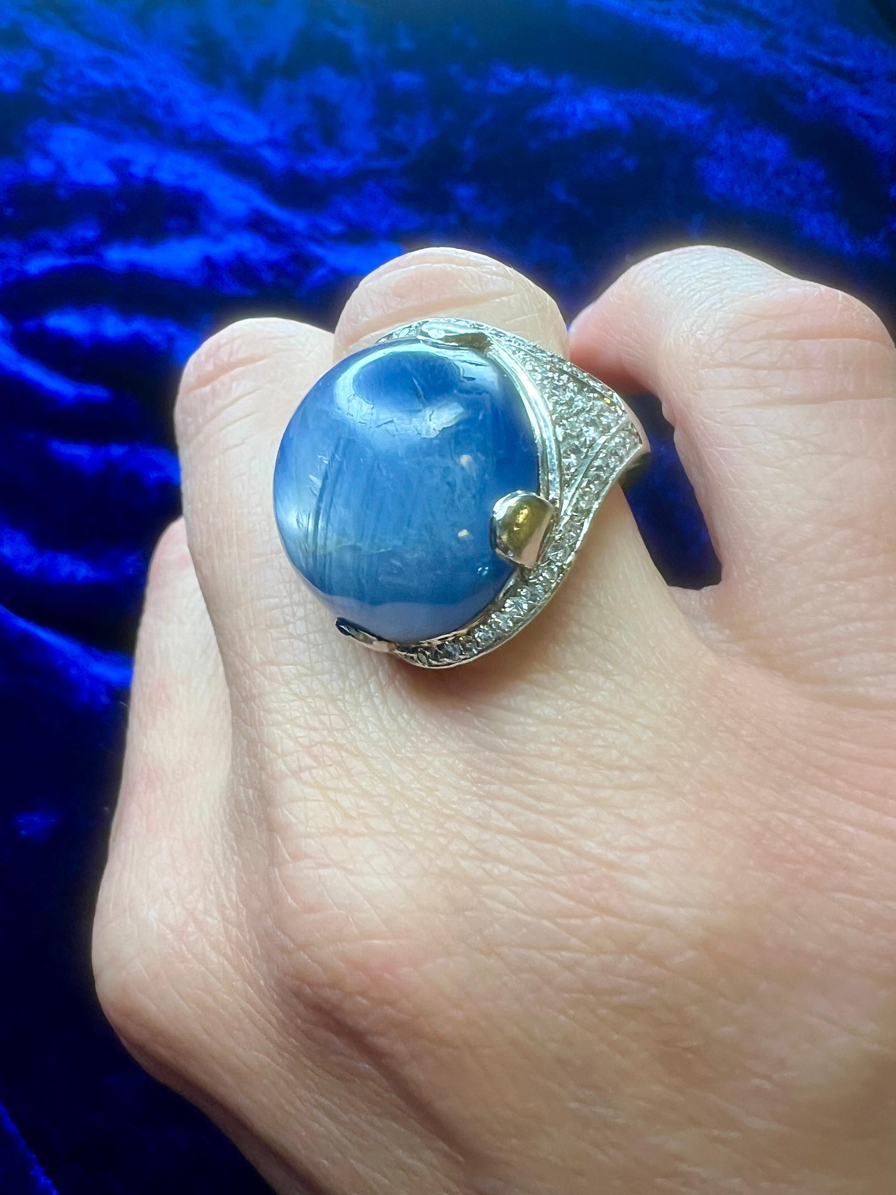 Bague dôme en platine pour femme avec environ 46 cts. de saphir cabochon rond et anneau en diamant. 

Dimensions - 
Taille des doigts (UK) = H (EU) = 47 (US) = 4
Poids : 19 gramme
Taille de l'anneau : 2,9 x 2,4 x 1,8 cm 

Saphir étoilé cabochon 