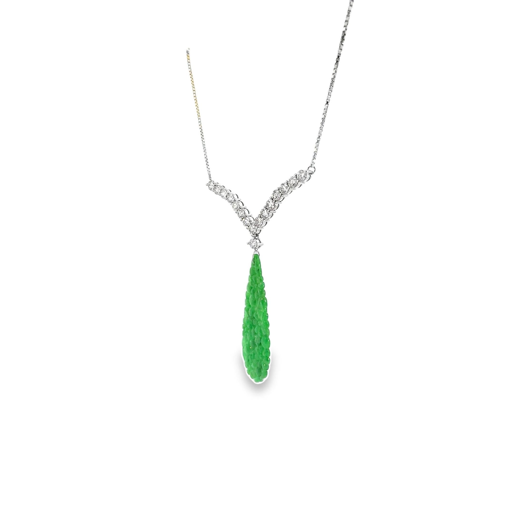 Taglio a goccia Collana in platino da donna con ciondolo in giadeite di grado A con diamanti in vendita