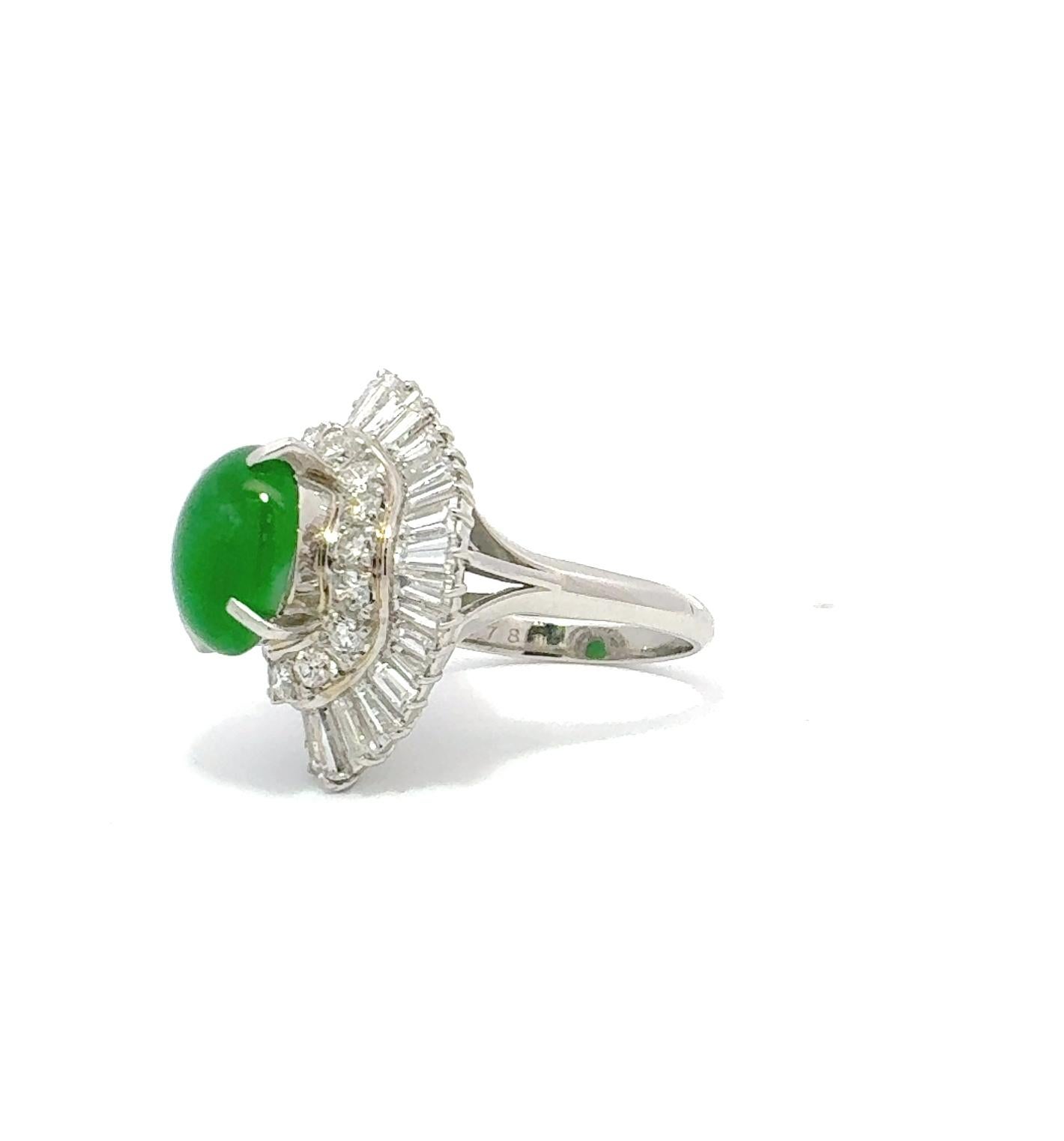 Moderno Anello di giadeite da donna in platino con diamanti in vendita