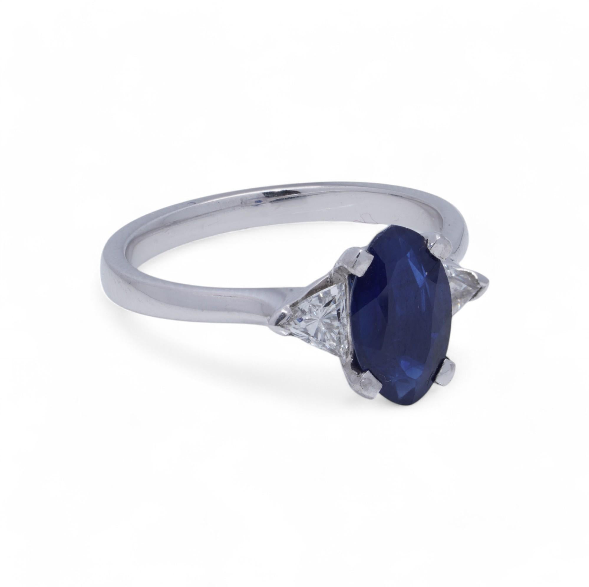 Platinum Ladies Ring with Blue Sapphire and Trillion Cut Diamonds In Good Condition For Sale In Braintree, GB