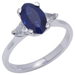 Anello da donna in platino con zaffiro blu e diamanti taglio trilione